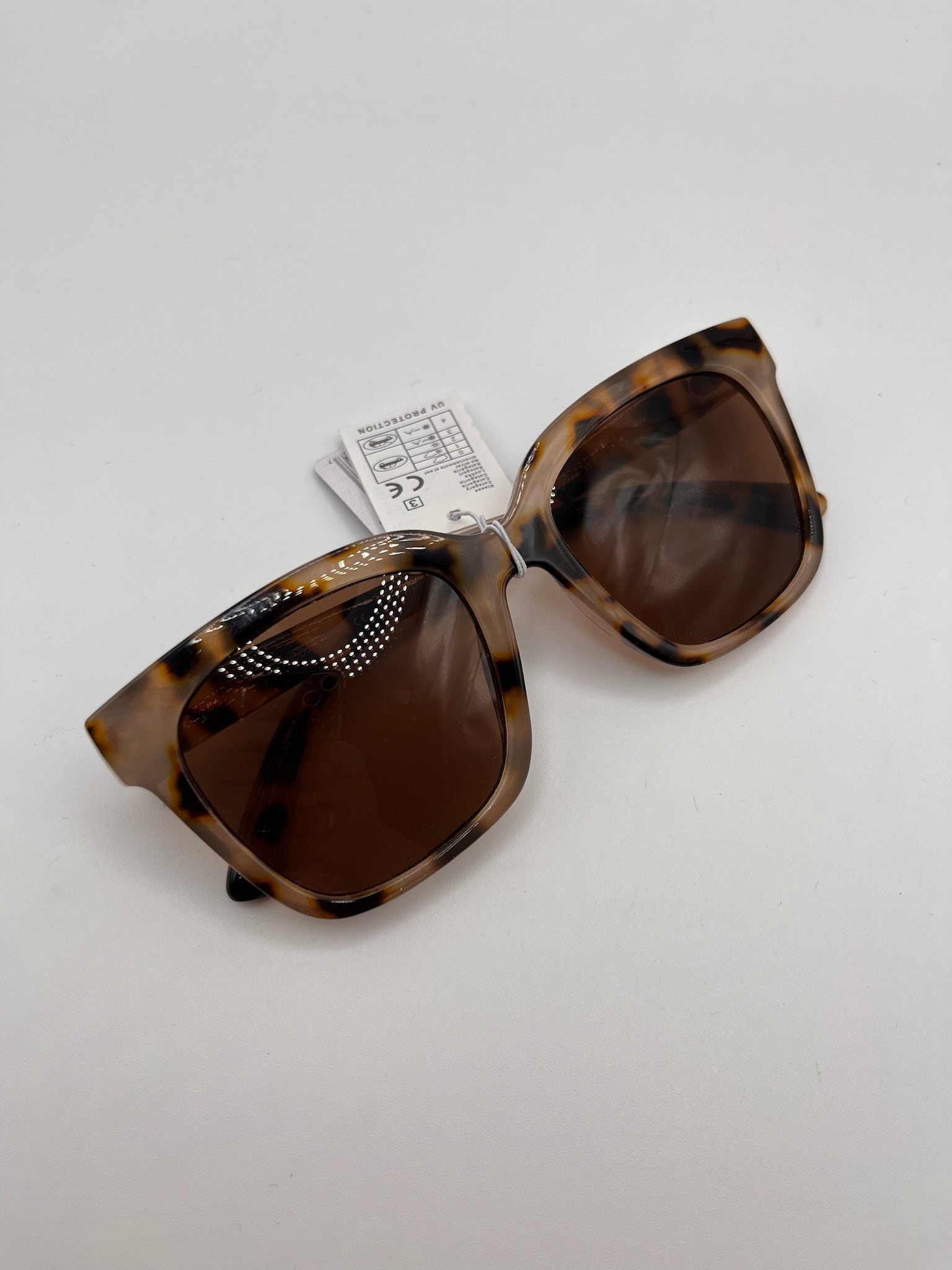 Óculos de Sol Feminino Quadrado Grande Estilo Gato Tartaruga; Armação Leve Confortável com Lentes Castanhas Proteção UV400; Acessório de Moda Elegante e Moderno Summer Beach