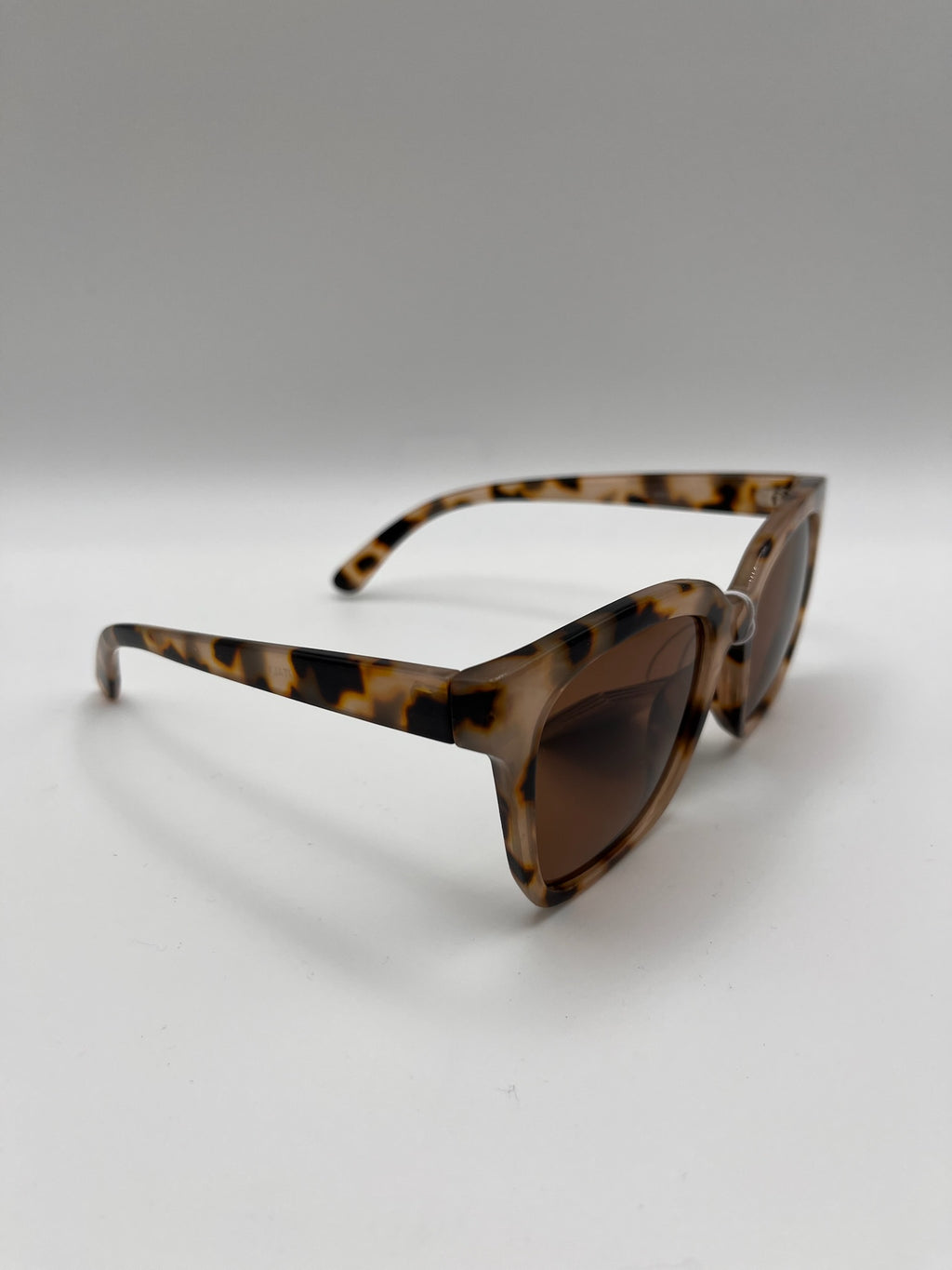 Óculos de Sol Feminino Quadrado Grande Estilo Gato Tartaruga; Armação Leve Confortável com Lentes Castanhas Proteção UV400; Acessório de Moda Elegante e Moderno Summer Beach