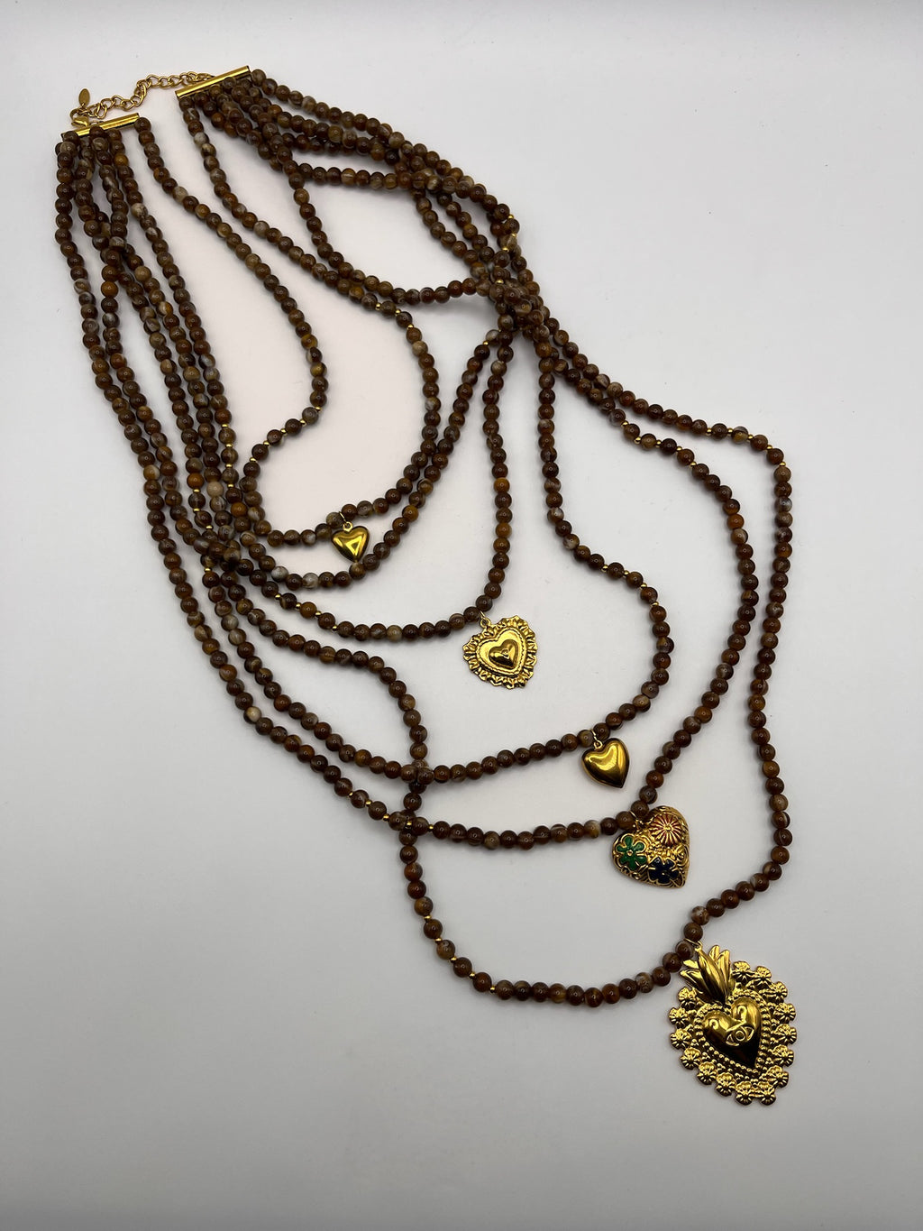 Colar de Viana com Contas de Ágata Castanha; Fio Multicamadas com Coração de Viana Dourado e Pingentes de Coração; Bijuteria Regional Portuguesa Étnica para Mulher