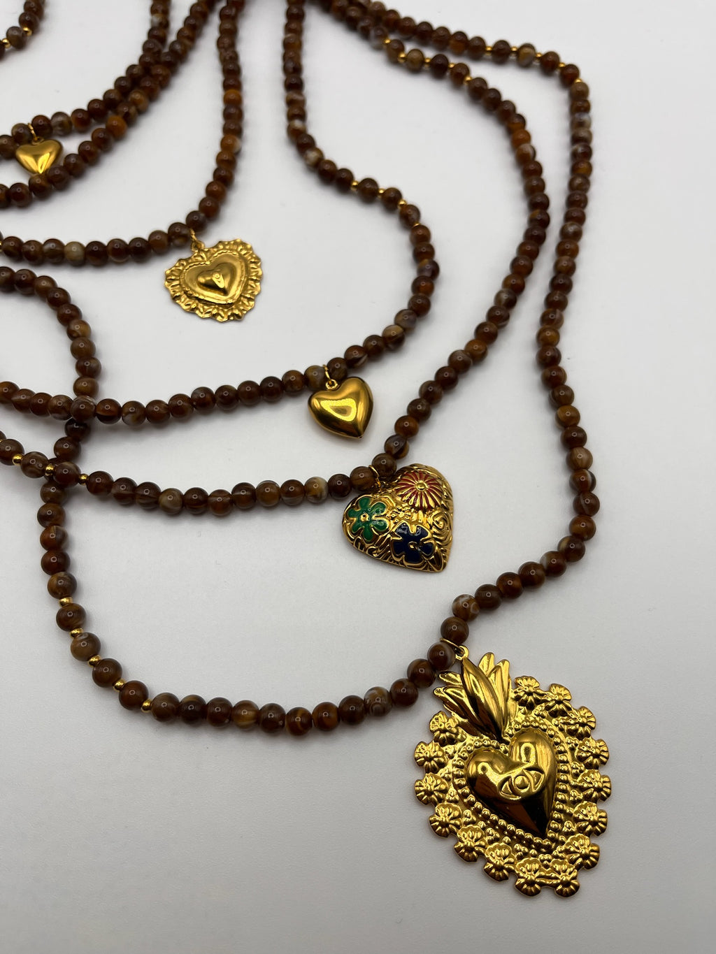 Colar de Viana com Contas de Ágata Castanha; Fio Multicamadas com Coração de Viana Dourado e Pingentes de Coração; Bijuteria Regional Portuguesa Étnica para Mulher