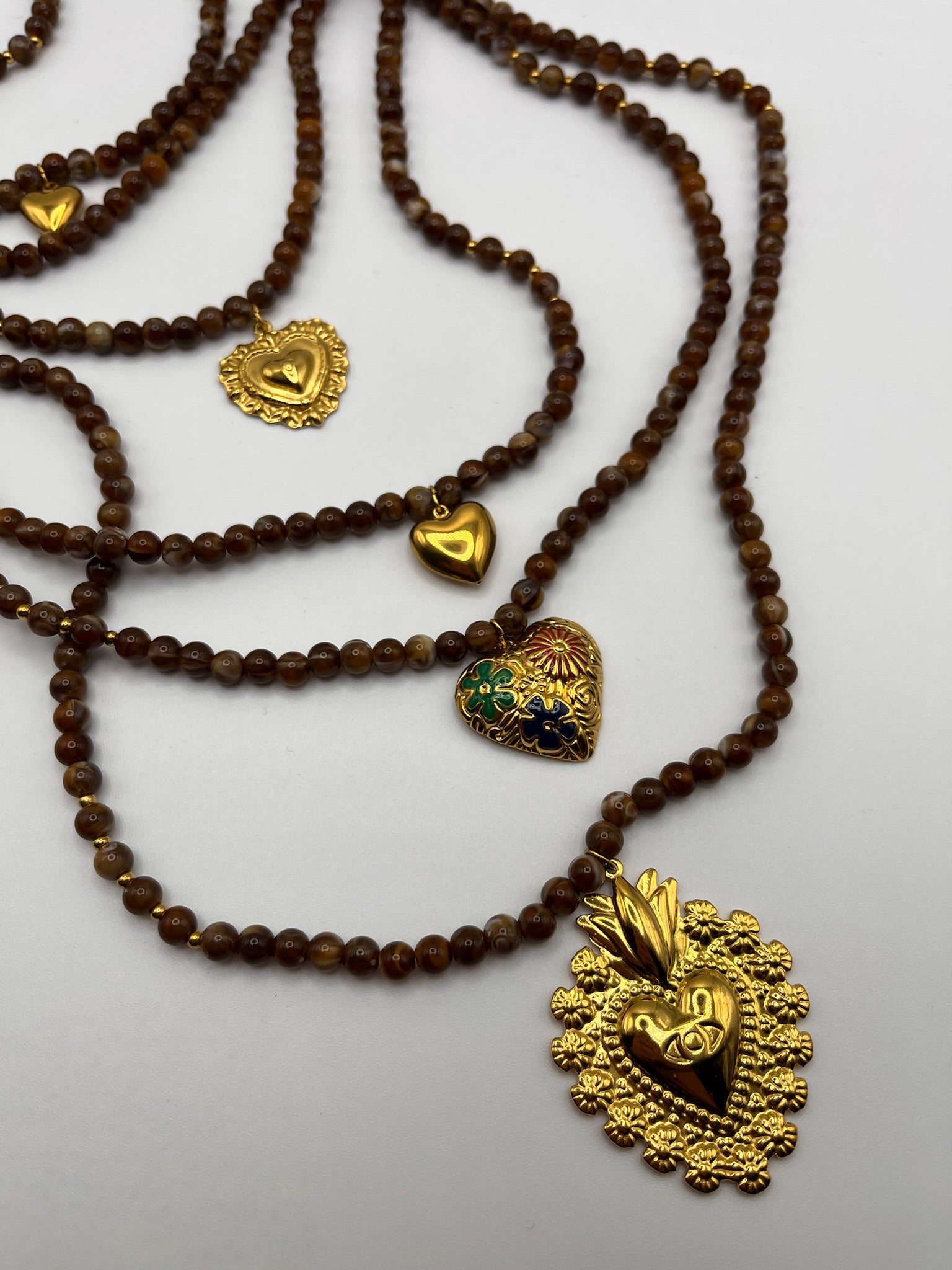 Colar de Viana com Contas de Ágata Castanha; Fio Multicamadas com Coração de Viana Dourado e Pingentes de Coração; Bijuteria Regional Portuguesa Étnica para Mulher