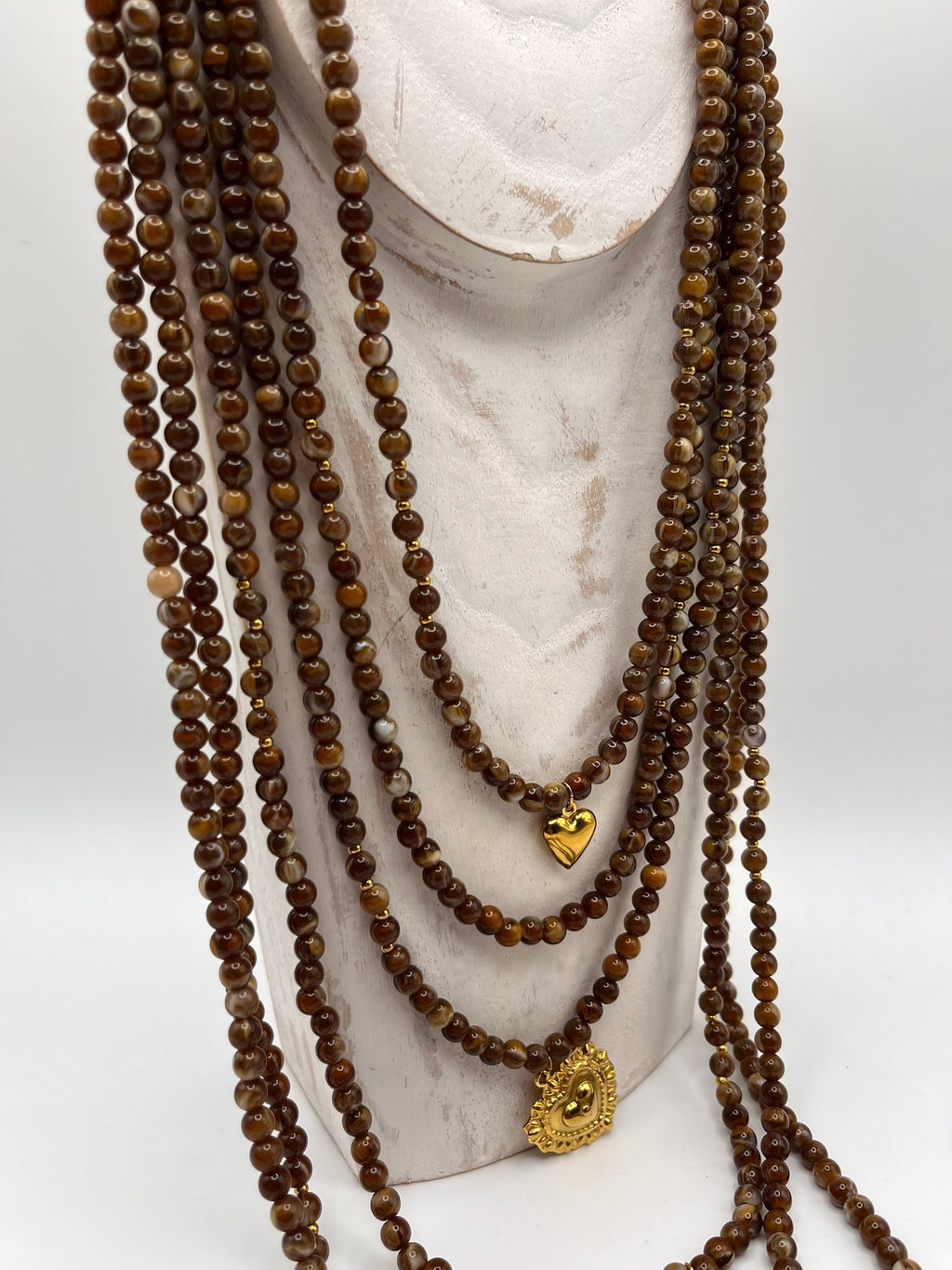 Colar de Viana com Contas de Ágata Castanha; Fio Multicamadas com Coração de Viana Dourado e Pingentes de Coração; Bijuteria Regional Portuguesa Étnica para Mulher