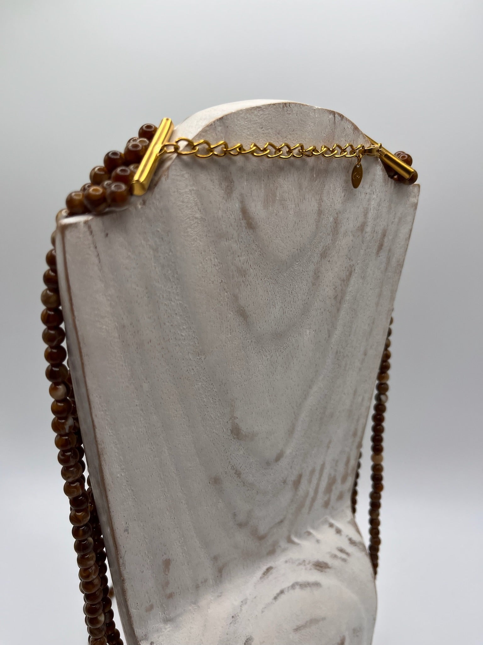 Colar de Viana com Contas de Ágata Castanha; Fio Multicamadas com Coração de Viana Dourado e Pingentes de Coração; Bijuteria Regional Portuguesa Étnica para Mulher