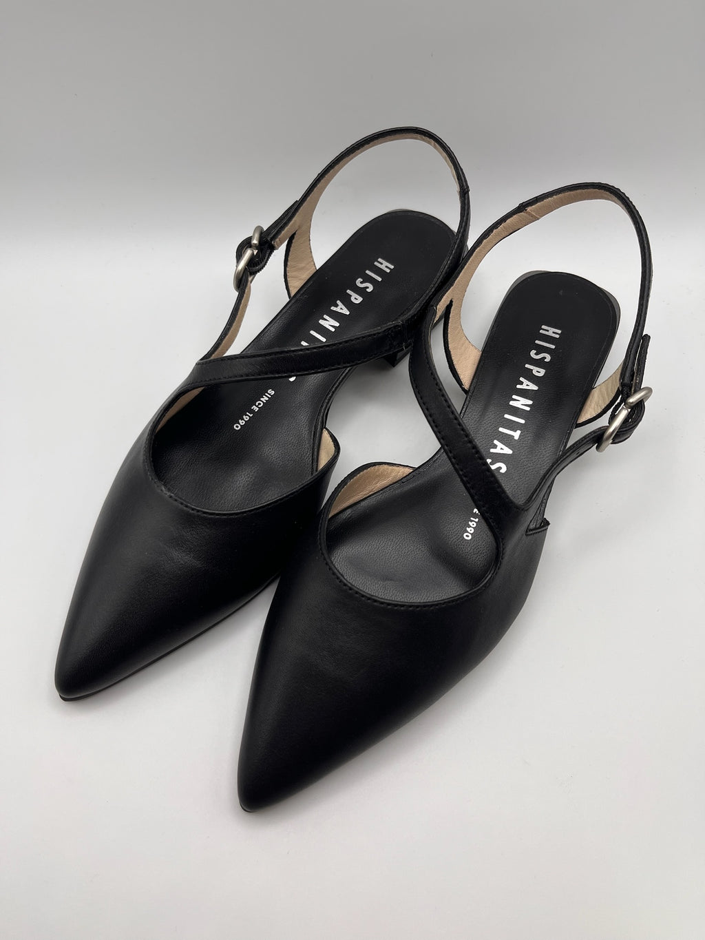 Sapatos Hispanitas mulher pretos pele salto baixo bloco, sandálias slingback bico fino tira cruzada fivela, sapatos senhora elegantes executiva escritório confortáveis clássicos