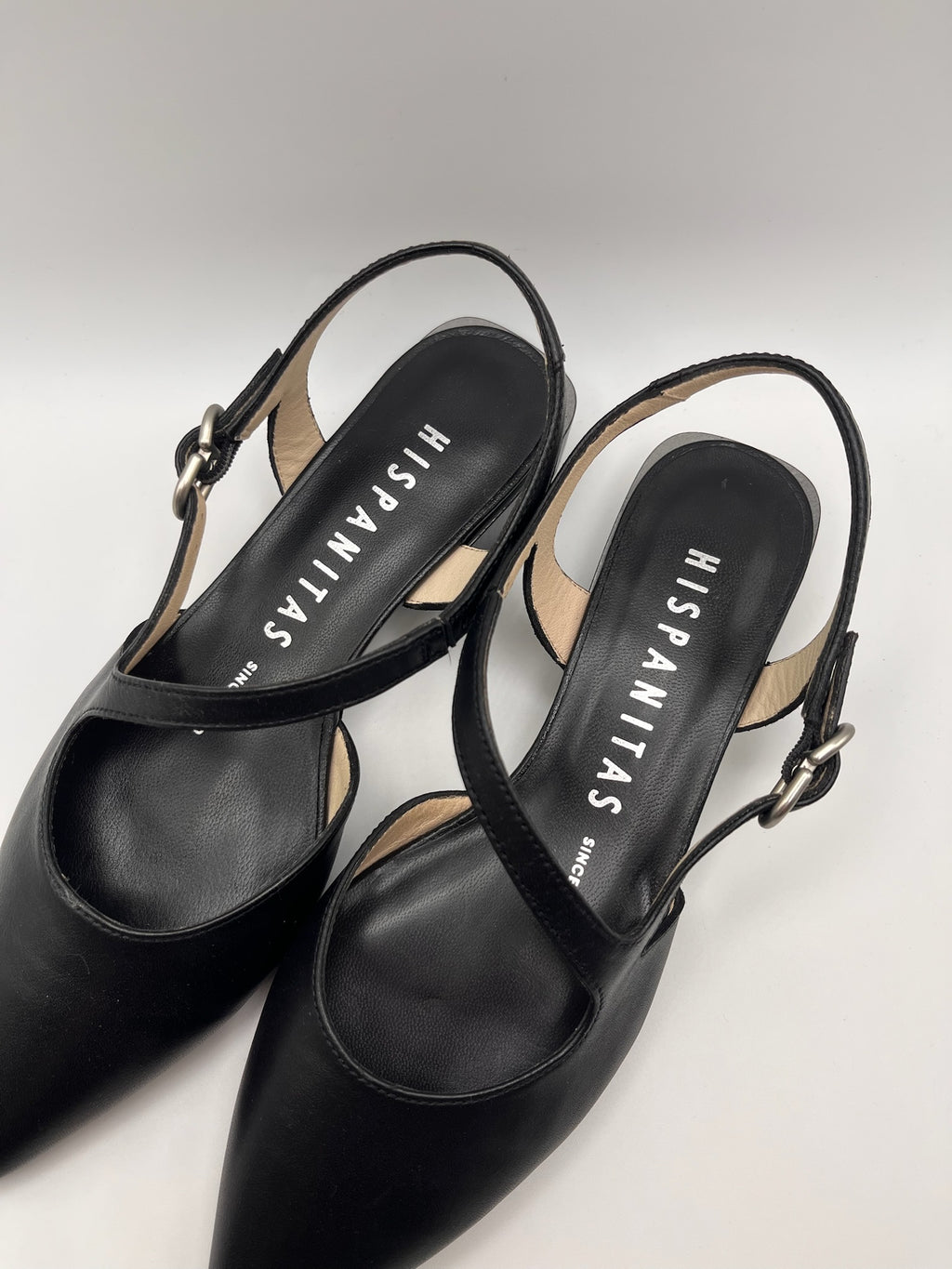 Sapatos Hispanitas mulher pretos pele salto baixo bloco, sandálias slingback bico fino tira cruzada fivela, sapatos senhora elegantes executiva escritório confortáveis clássicos
