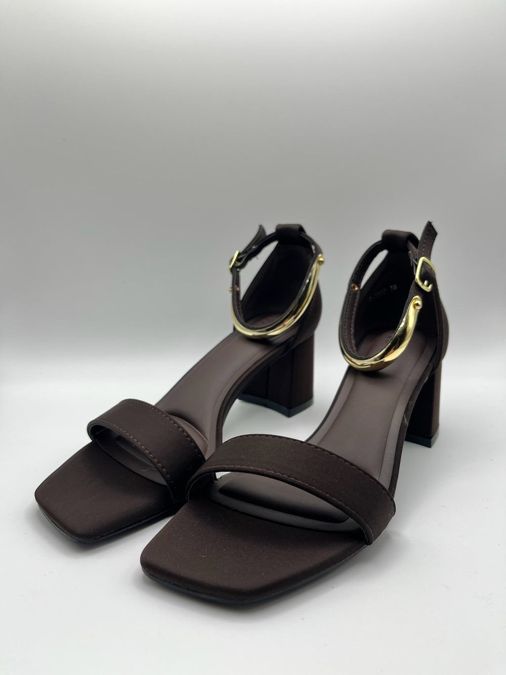 Sandálias de salto grosso Buonarotti castanhas coffe com detalhe dourado no tornozelo, sapatos de festa elegantes com ponta quadrada e fivela ajustável para mulher