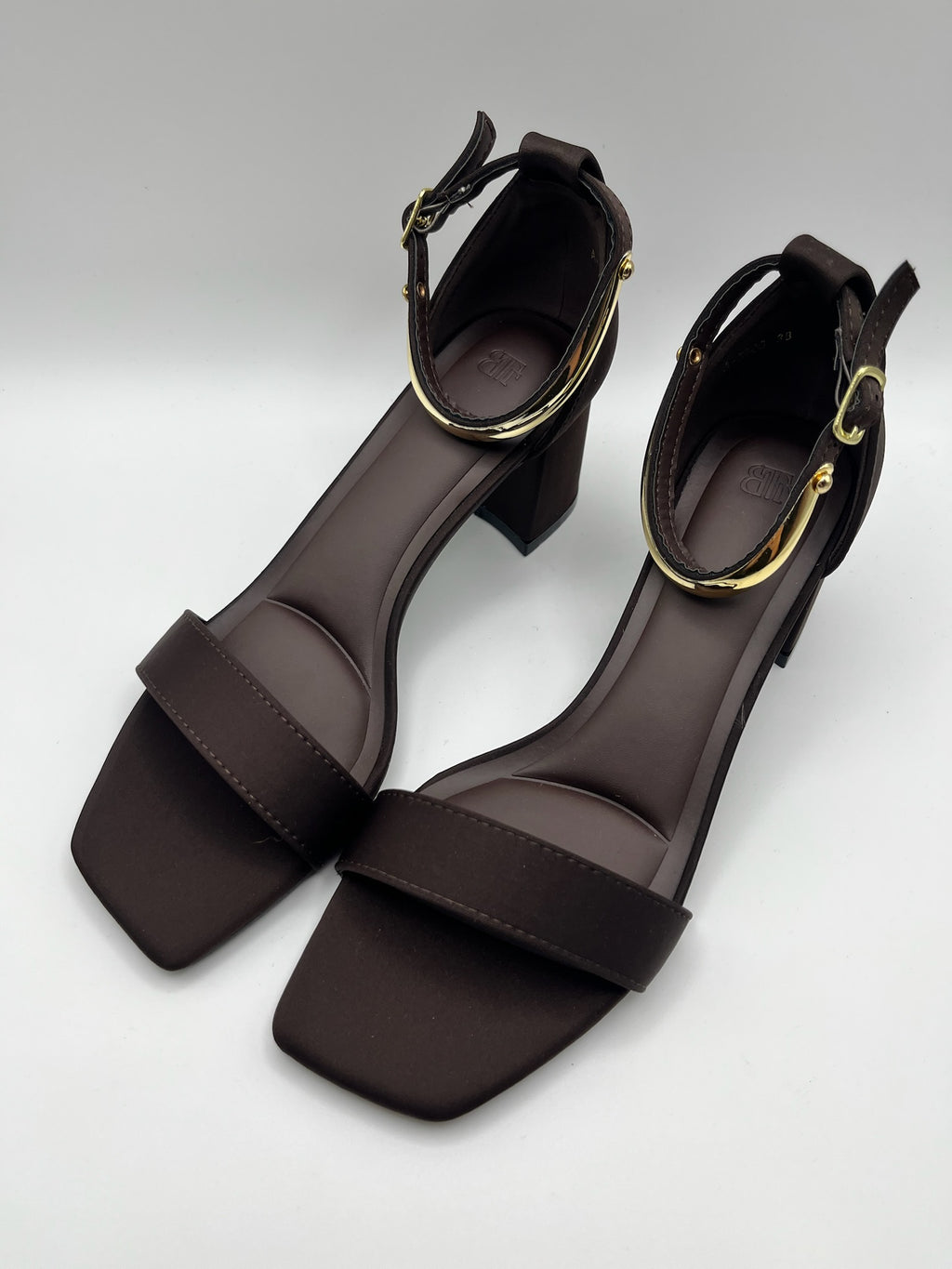 Sandálias de salto grosso Buonarotti castanhas coffe com detalhe dourado no tornozelo, sapatos de festa elegantes com ponta quadrada e fivela ajustável para mulher
