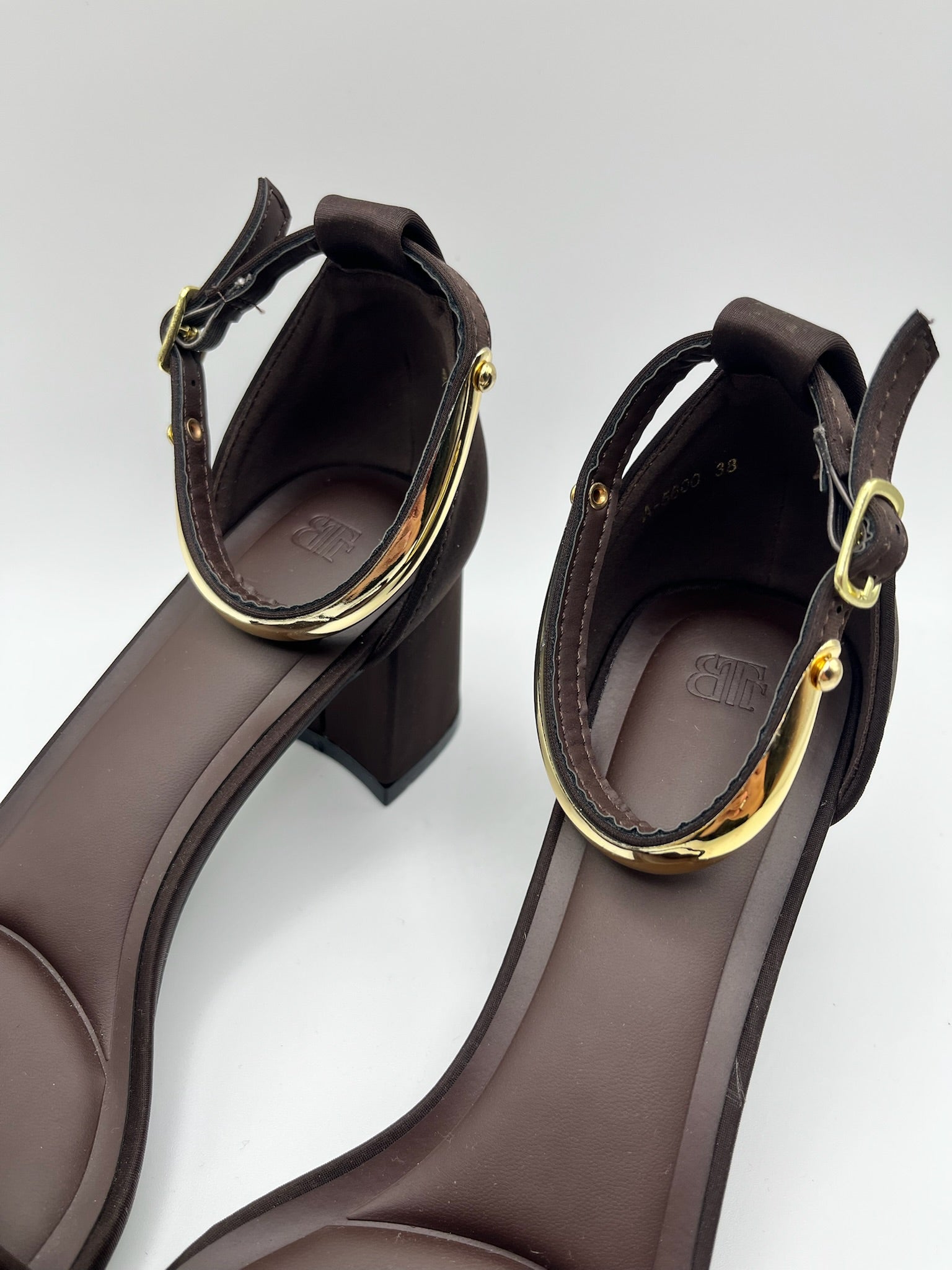 Sandálias de salto grosso Buonarotti castanhas coffe com detalhe dourado no tornozelo, sapatos de festa elegantes com ponta quadrada e fivela ajustável para mulher