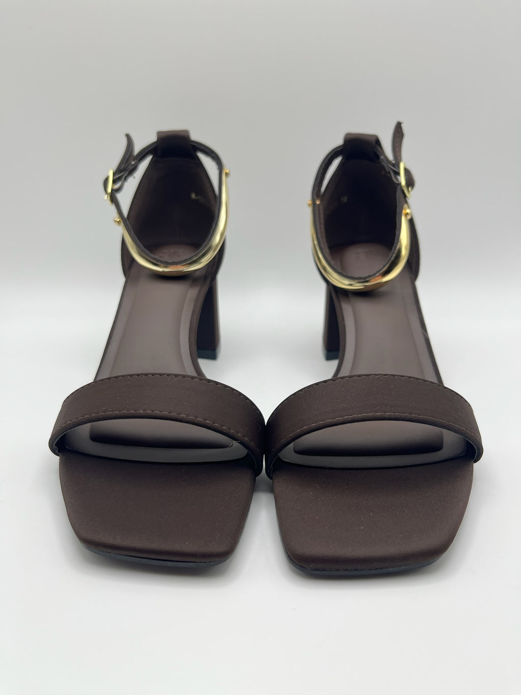 Sandálias de salto grosso Buonarotti castanhas coffe com detalhe dourado no tornozelo, sapatos de festa elegantes com ponta quadrada e fivela ajustável para mulher