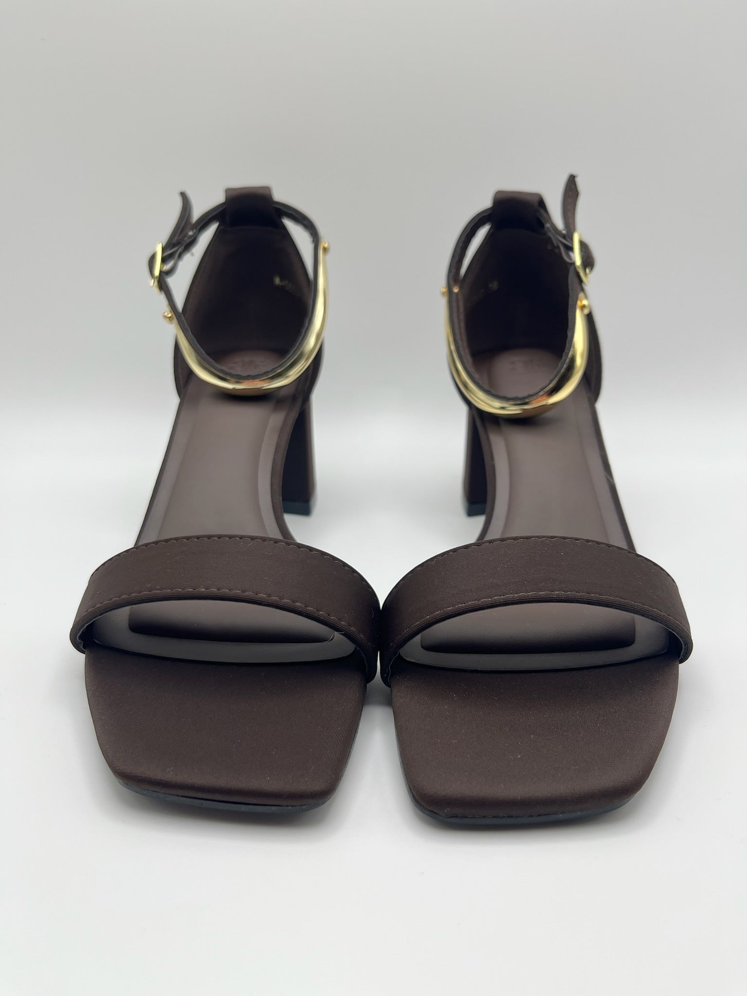 Sandálias de salto grosso Buonarotti castanhas coffe com detalhe dourado no tornozelo, sapatos de festa elegantes com ponta quadrada e fivela ajustável para mulher