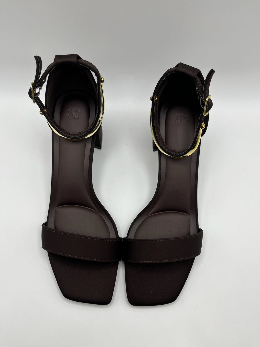 Sandálias de salto grosso Buonarotti castanhas coffe com detalhe dourado no tornozelo, sapatos de festa elegantes com ponta quadrada e fivela ajustável para mulher