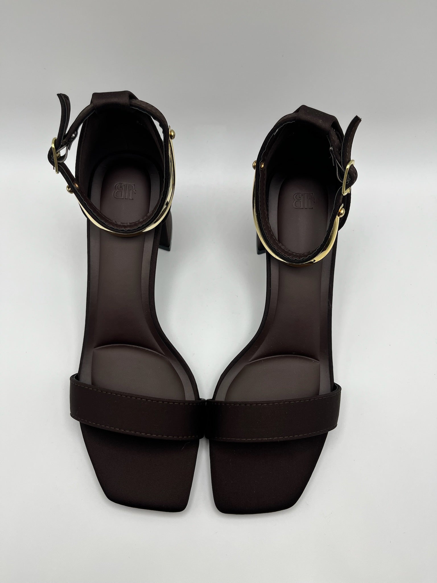 Sandálias de salto grosso Buonarotti castanhas coffe com detalhe dourado no tornozelo, sapatos de festa elegantes com ponta quadrada e fivela ajustável para mulher