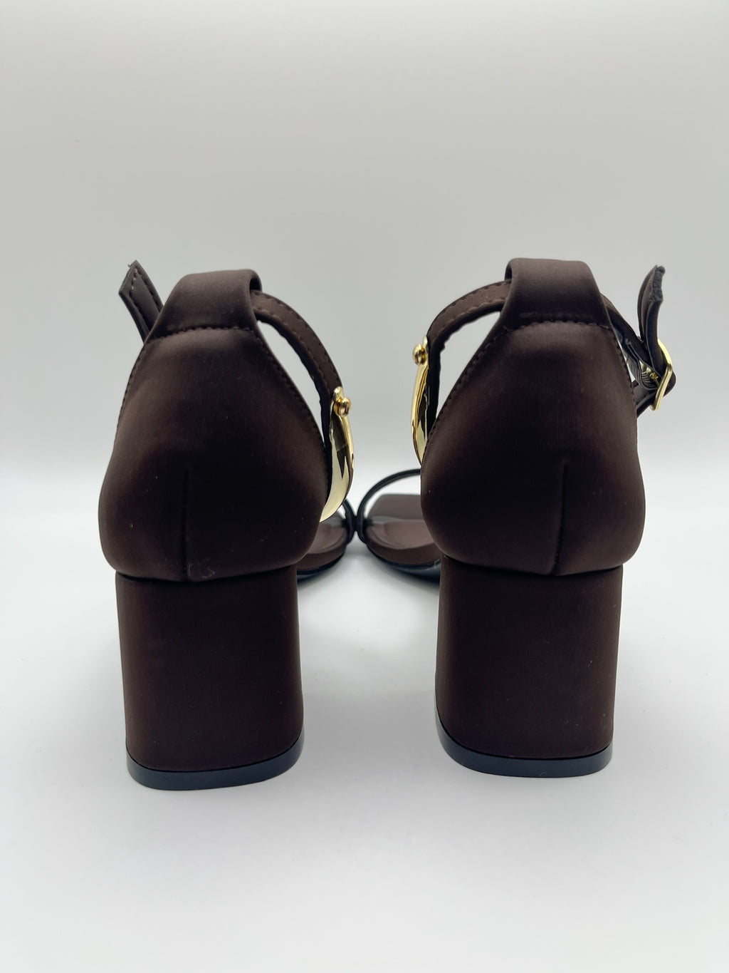 Sandálias de salto grosso Buonarotti castanhas coffe com detalhe dourado no tornozelo, sapatos de festa elegantes com ponta quadrada e fivela ajustável para mulher