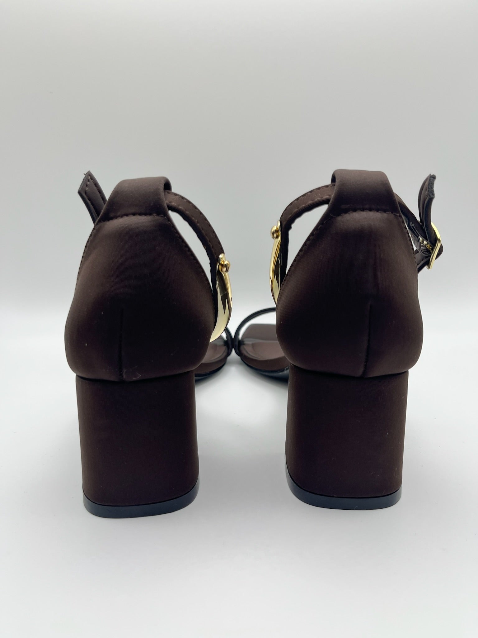 Sandálias de salto grosso Buonarotti castanhas coffe com detalhe dourado no tornozelo, sapatos de festa elegantes com ponta quadrada e fivela ajustável para mulher