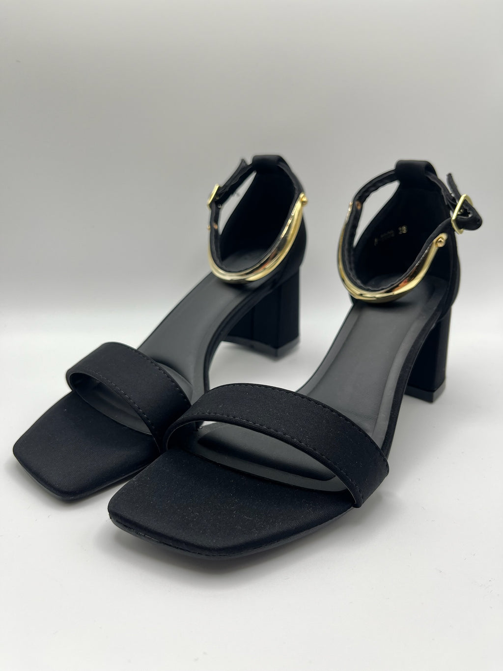 Sandálias pretas Buonarotti de salto grosso com detalhe metálico dourado, sapatos de festa elegantes com ponta quadrada e pulseira no tornozelo para mulher