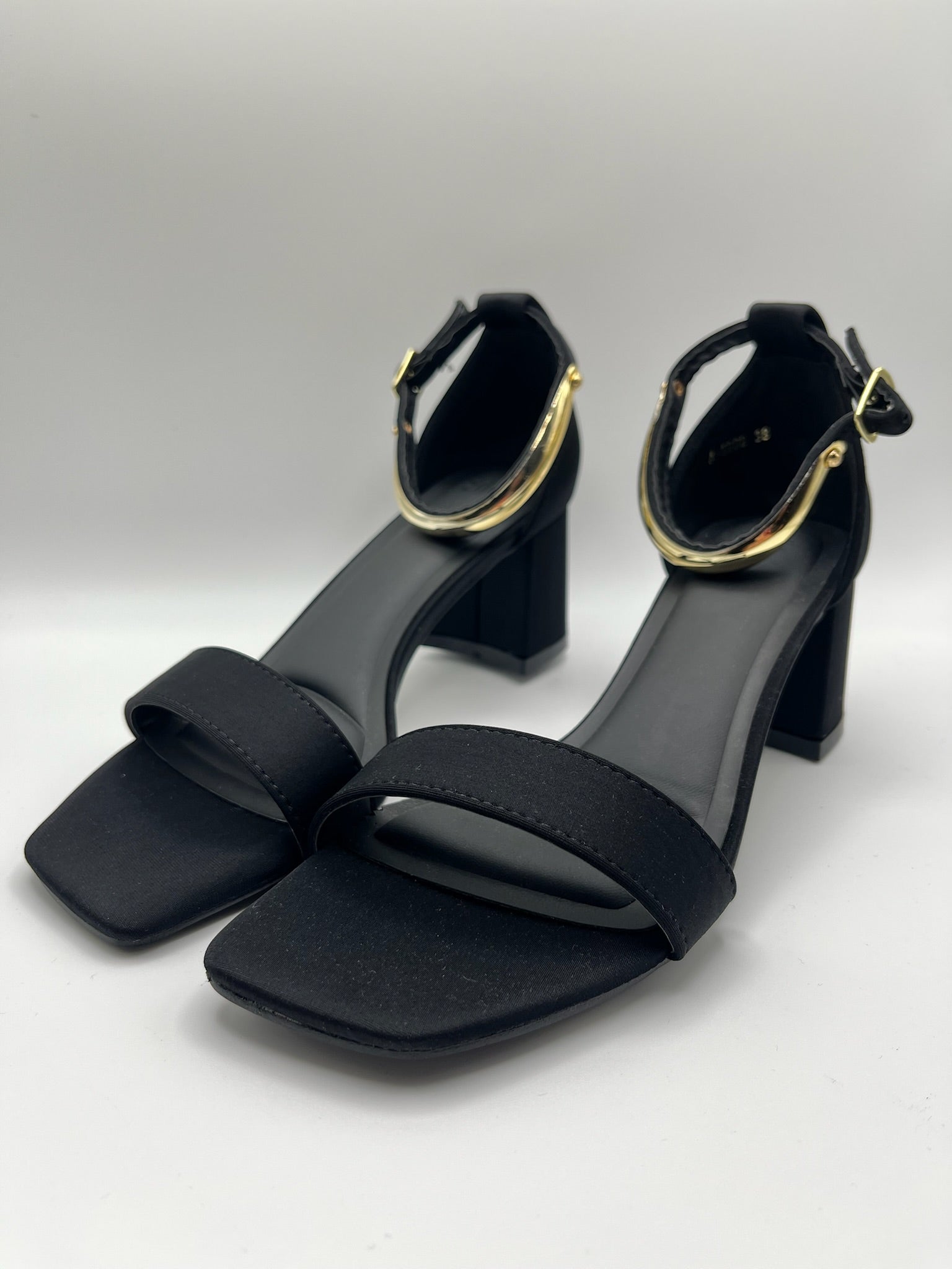 Sandálias pretas Buonarotti de salto grosso com detalhe metálico dourado, sapatos de festa elegantes com ponta quadrada e pulseira no tornozelo para mulher