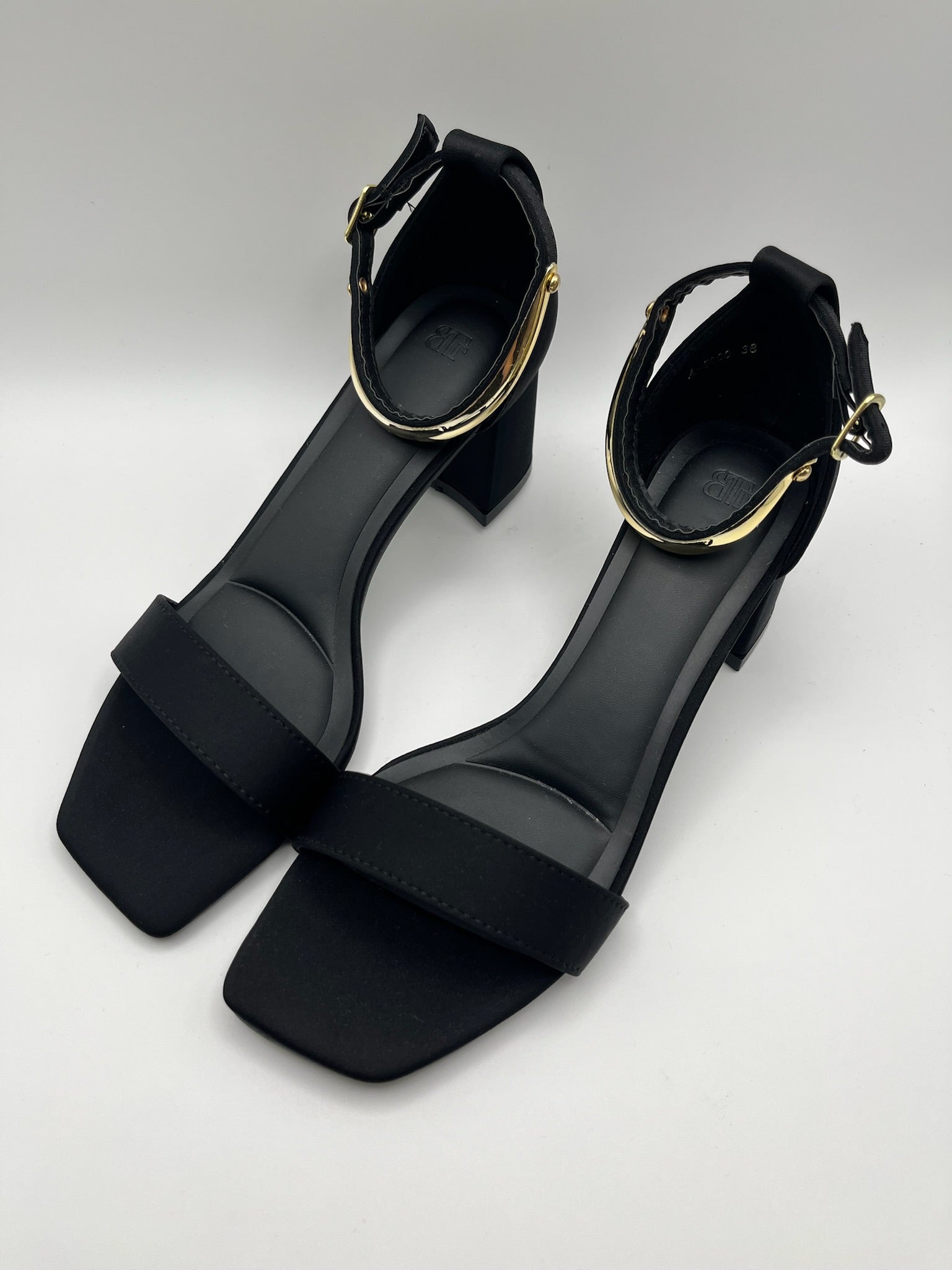 Sandálias pretas Buonarotti de salto grosso com detalhe metálico dourado, sapatos de festa elegantes com ponta quadrada e pulseira no tornozelo para mulher