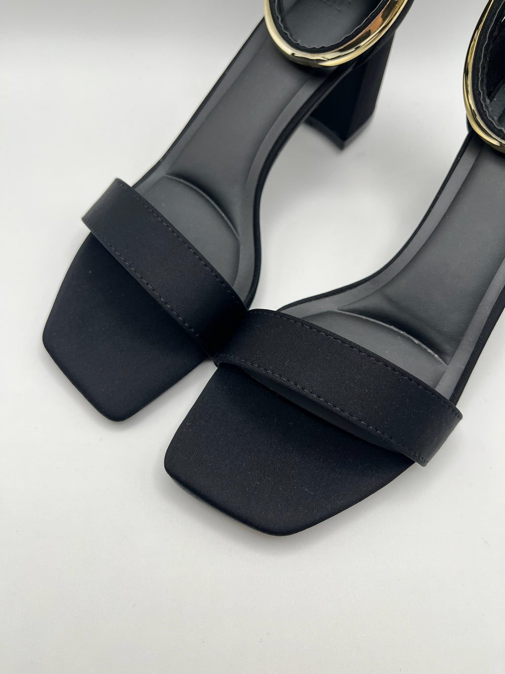 Sandálias pretas Buonarotti de salto grosso com detalhe metálico dourado, sapatos de festa elegantes com ponta quadrada e pulseira no tornozelo para mulher