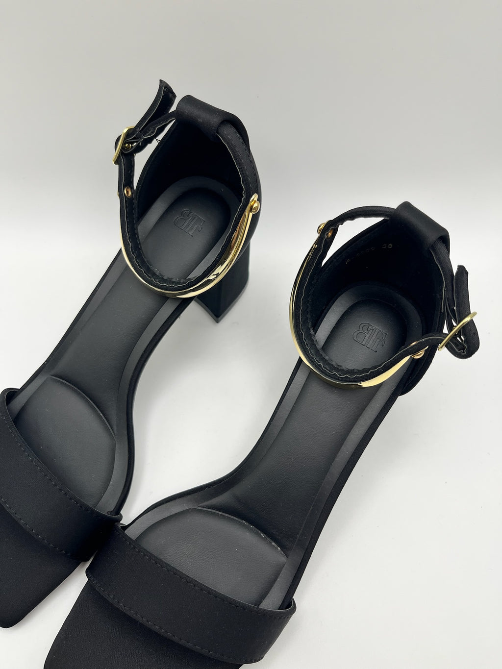 Sandálias pretas Buonarotti de salto grosso com detalhe metálico dourado, sapatos de festa elegantes com ponta quadrada e pulseira no tornozelo para mulher