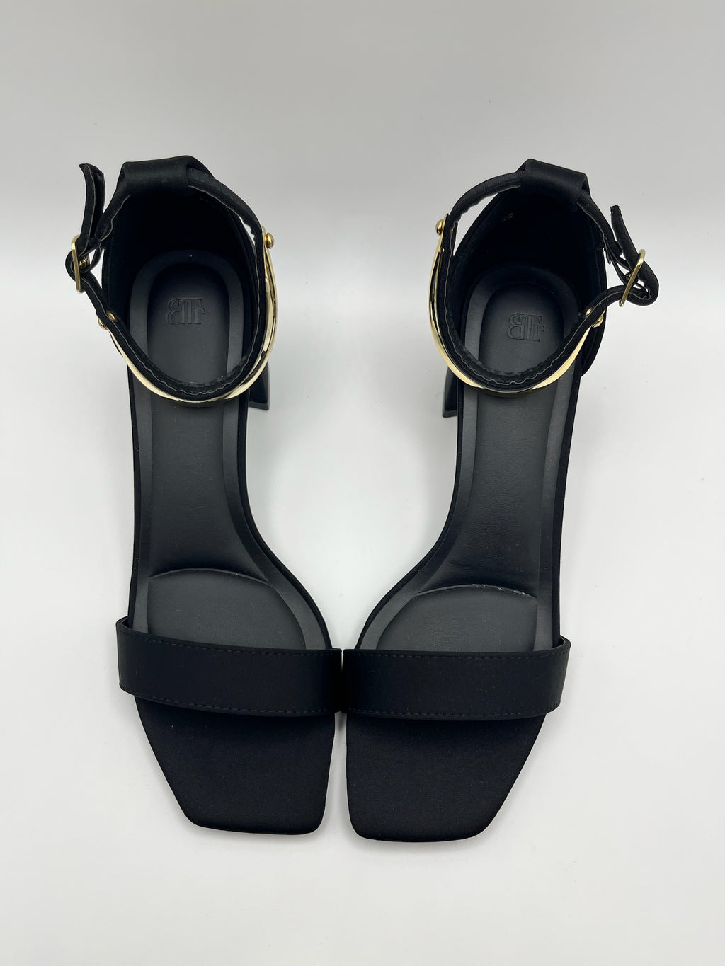 Sandálias pretas Buonarotti de salto grosso com detalhe metálico dourado, sapatos de festa elegantes com ponta quadrada e pulseira no tornozelo para mulher