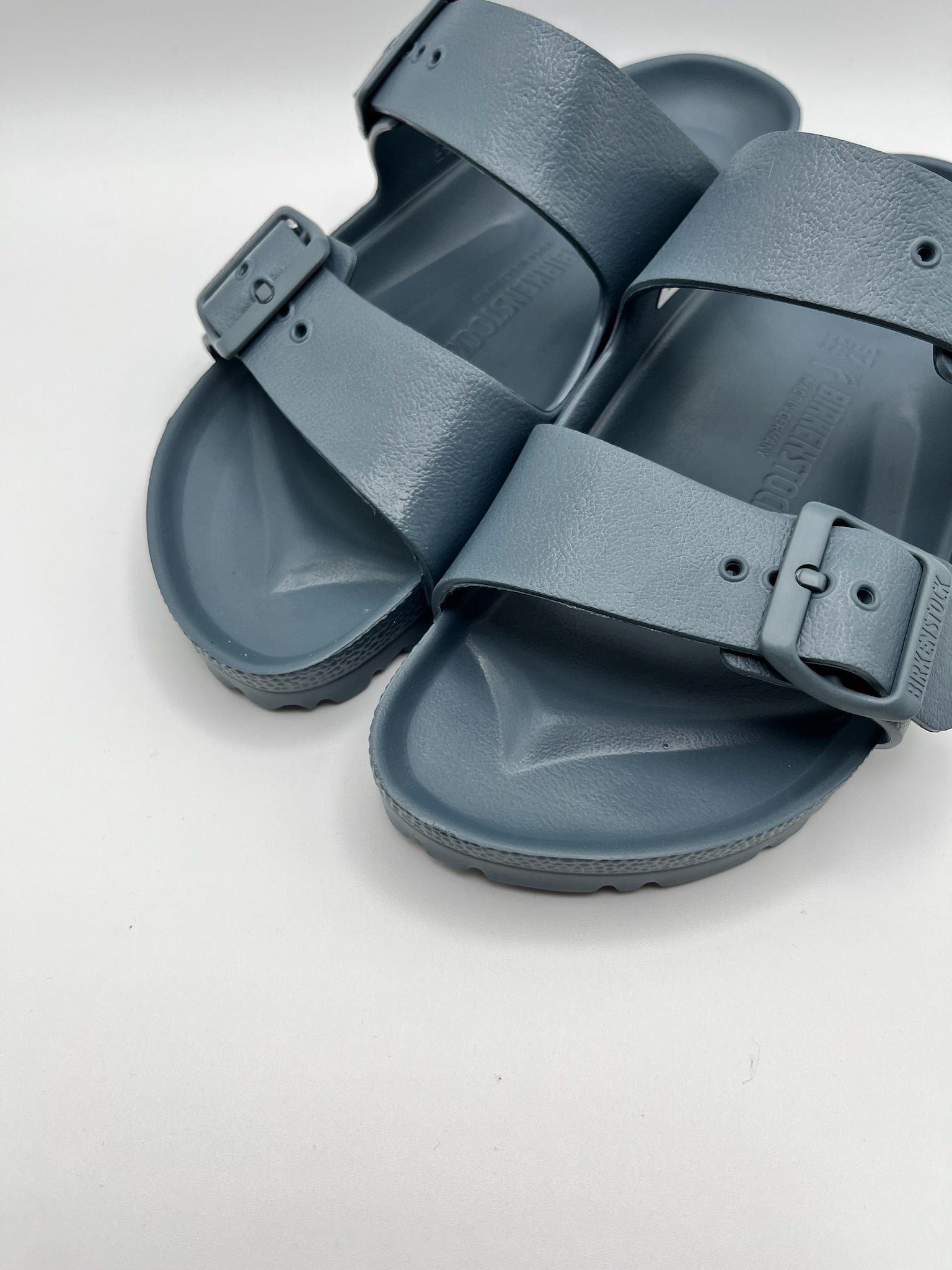 Sandálias Birkenstock Arizona EVA duas tiras, chinelos antiderrapantes de verão para homem e mulher, cor azul marinho Basalt Gray, ultraleves e à prova de água, calçado confortável de piscina e praia