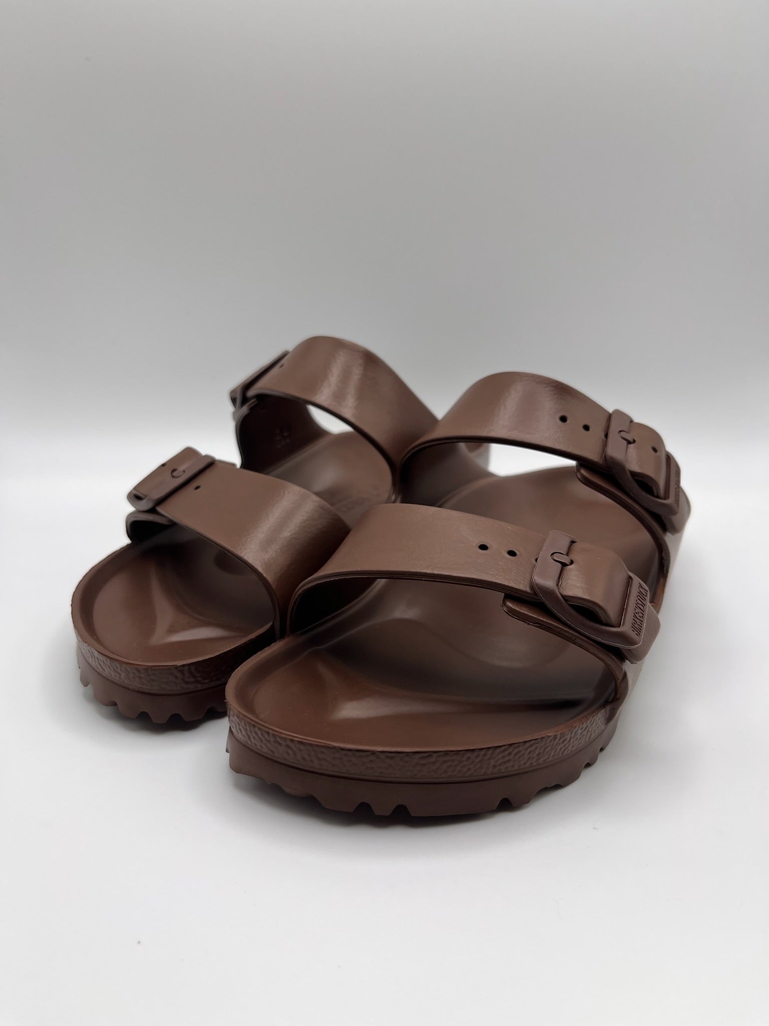 Sandálias Birkenstock Arizona EVA originais com fivelas ajustáveis, chinelos confortáveis de verão para homem e mulher, cor castanho chocolate Roast, material ultraleve e resistente à água, calçado ideal para praia e lazer