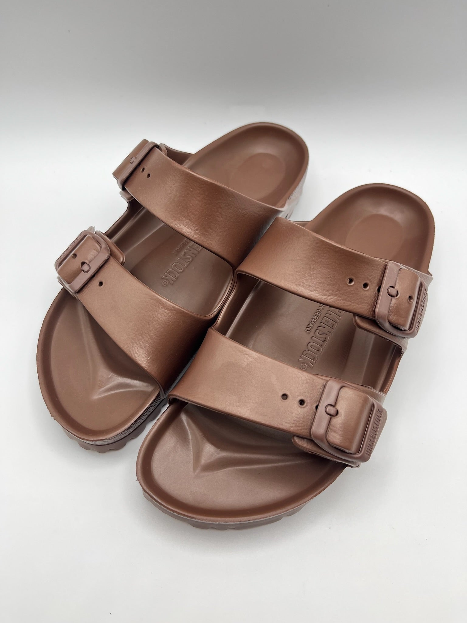 Sandálias Birkenstock Arizona EVA originais com fivelas ajustáveis, chinelos confortáveis de verão para homem e mulher, cor castanho chocolate Roast, material ultraleve e resistente à água, calçado ideal para praia e lazer