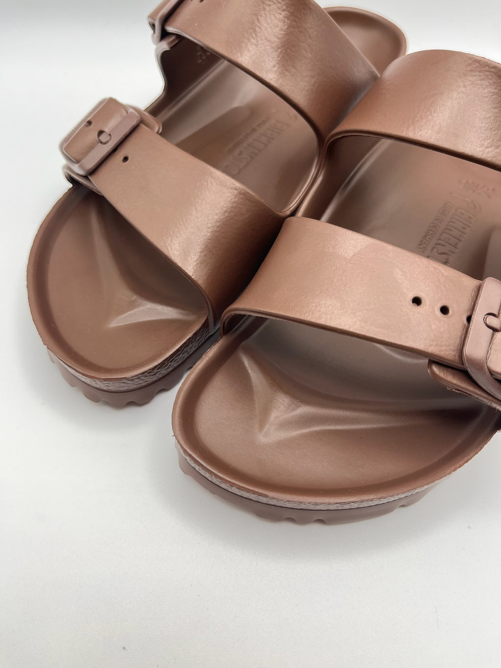 Sandálias Birkenstock Arizona EVA originais com fivelas ajustáveis, chinelos confortáveis de verão para homem e mulher, cor castanho chocolate Roast, material ultraleve e resistente à água, calçado ideal para praia e lazer