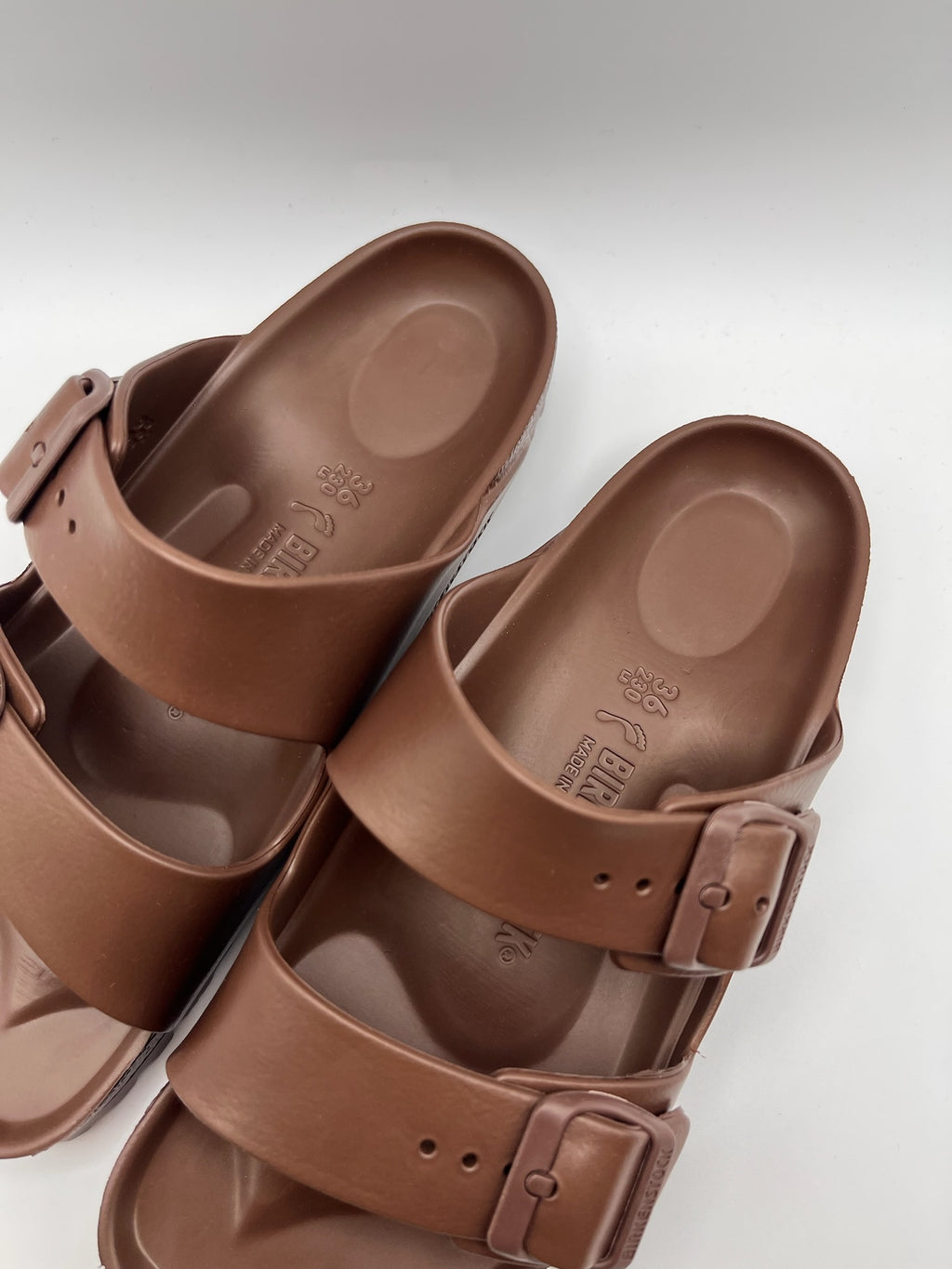 Sandálias Birkenstock Arizona EVA originais com fivelas ajustáveis, chinelos confortáveis de verão para homem e mulher, cor castanho chocolate Roast, material ultraleve e resistente à água, calçado ideal para praia e lazer