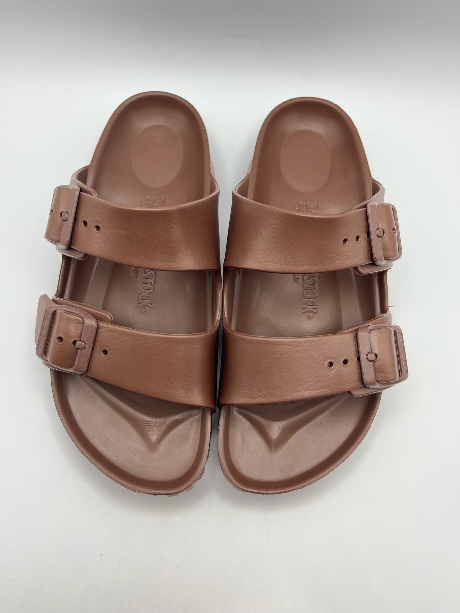 Sandálias Birkenstock Arizona EVA originais com fivelas ajustáveis, chinelos confortáveis de verão para homem e mulher, cor castanho chocolate Roast, material ultraleve e resistente à água, calçado ideal para praia e lazer