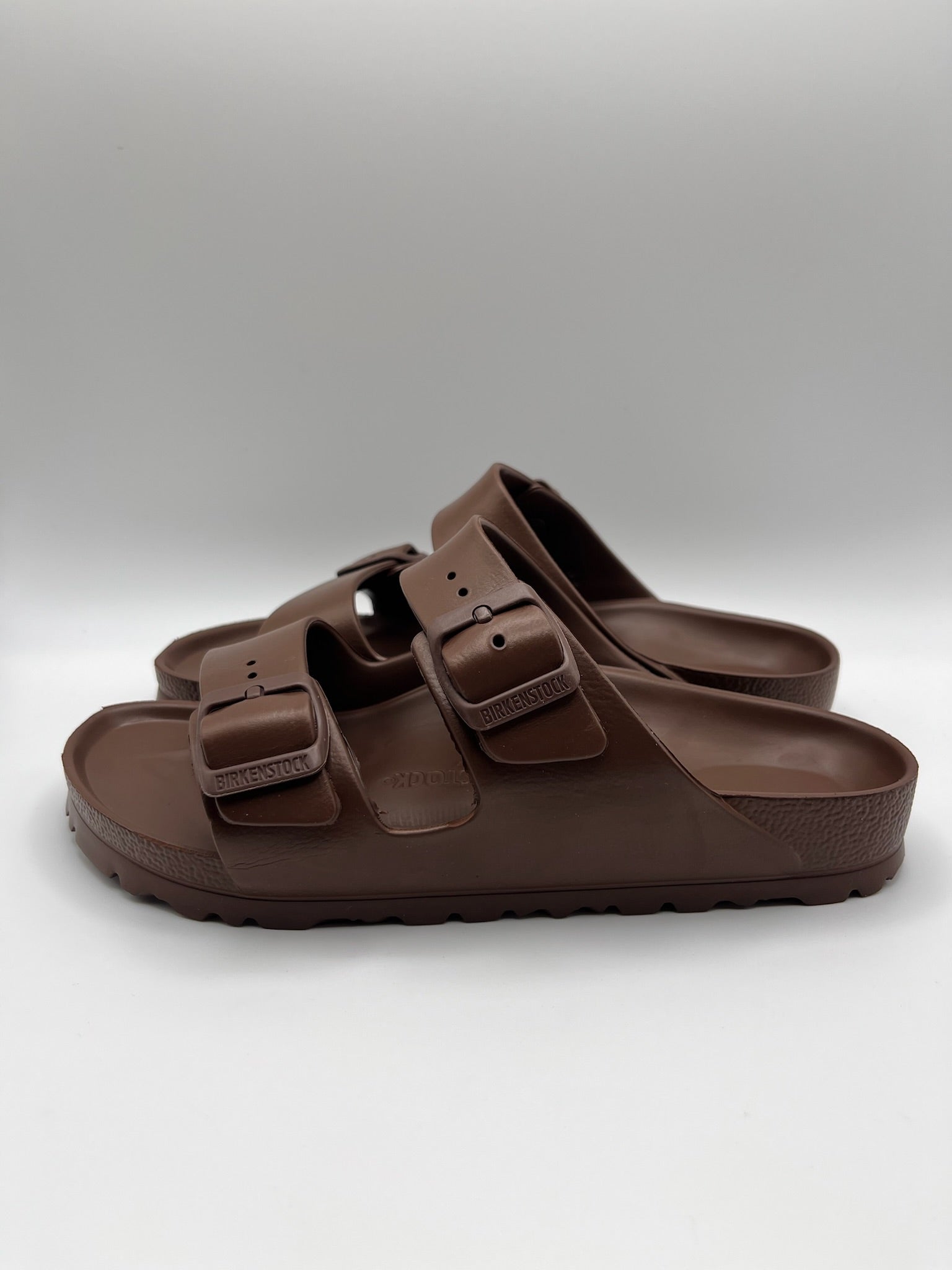 Sandálias Birkenstock Arizona EVA originais com fivelas ajustáveis, chinelos confortáveis de verão para homem e mulher, cor castanho chocolate Roast, material ultraleve e resistente à água, calçado ideal para praia e lazer