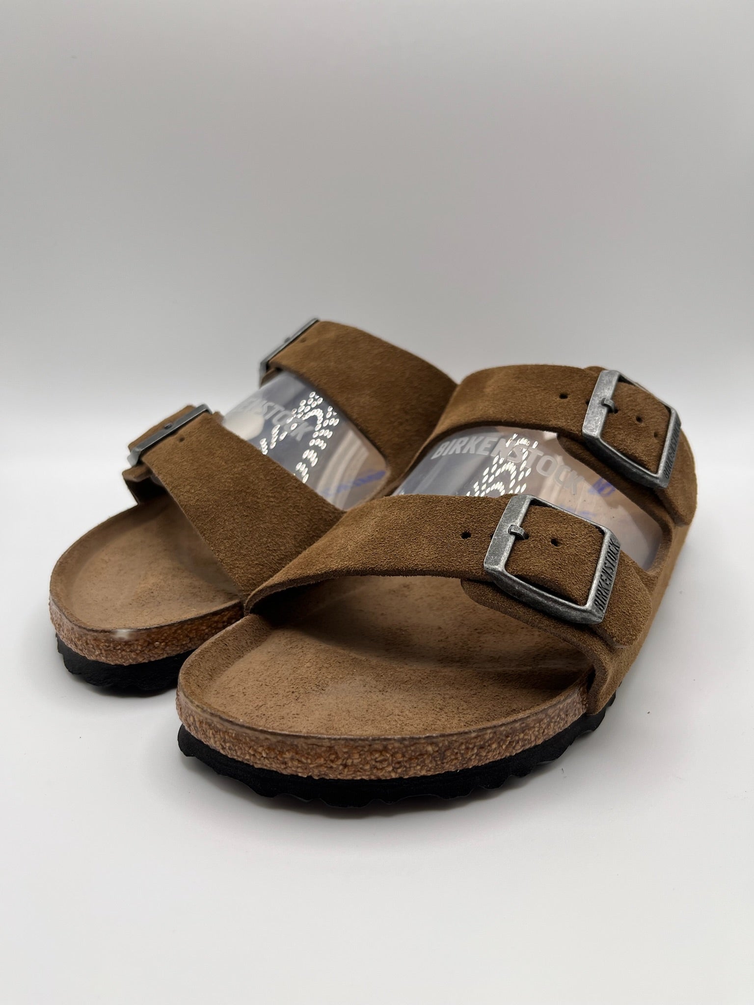 Sandálias Birkenstock Arizona BS Dark Tea Tonal FB Castanho Camurça com Duas Fivelas Ajustáveis e Sola de Cortiça Ergonómica Confortável para Mulher e Homem