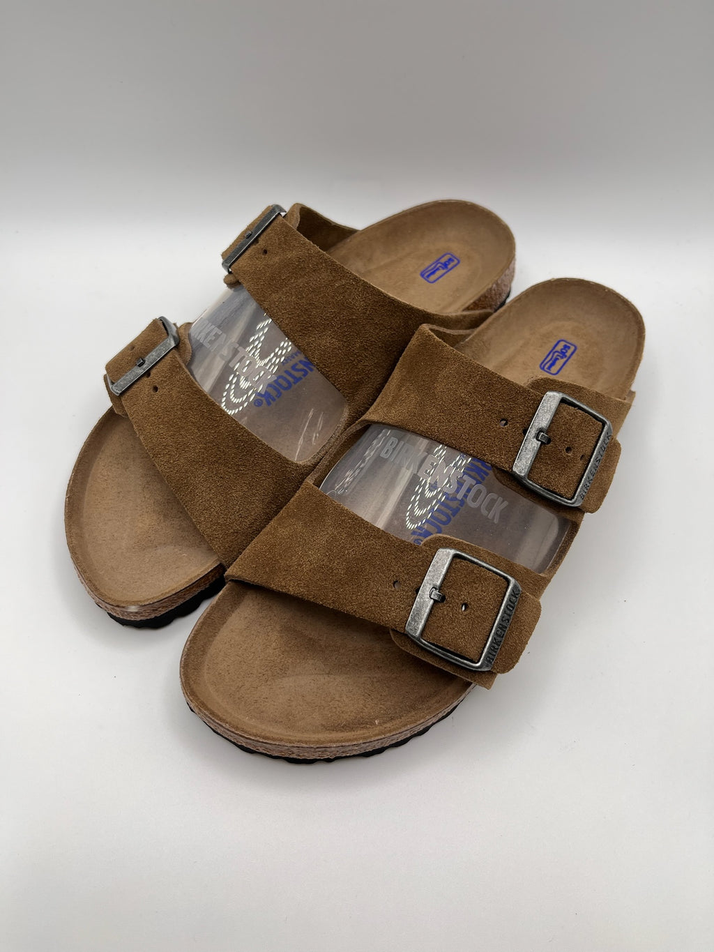 Sandálias Birkenstock Arizona BS Dark Tea Tonal FB Castanho Camurça com Duas Fivelas Ajustáveis e Sola de Cortiça Ergonómica Confortável para Mulher e Homem