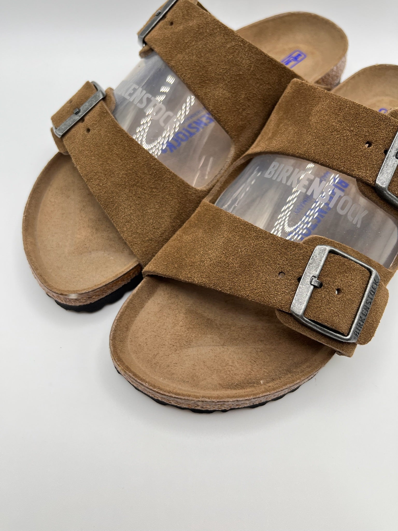 Sandálias Birkenstock Arizona BS Dark Tea Tonal FB Castanho Camurça com Duas Fivelas Ajustáveis e Sola de Cortiça Ergonómica Confortável para Mulher e Homem