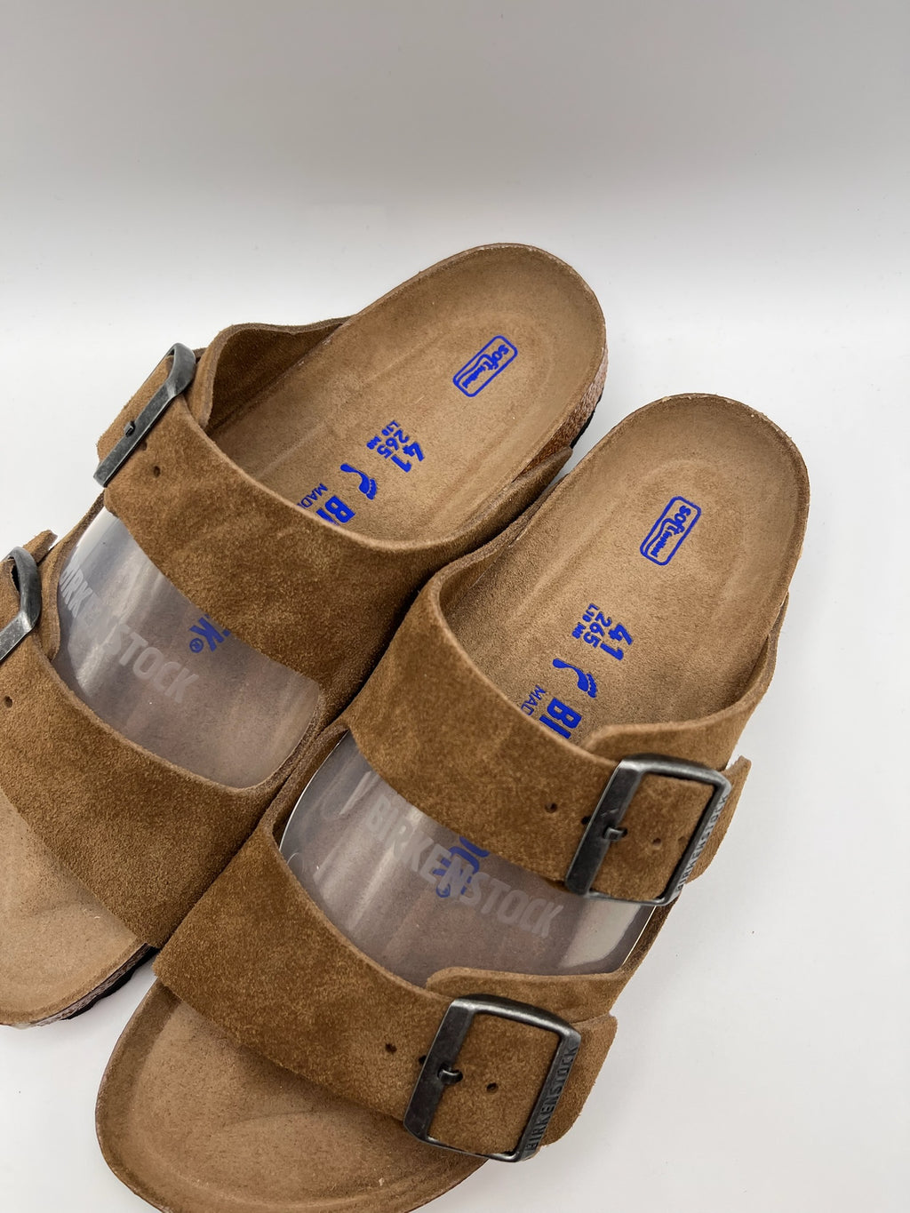 Sandálias Birkenstock Arizona BS Dark Tea Tonal FB Castanho Camurça com Duas Fivelas Ajustáveis e Sola de Cortiça Ergonómica Confortável para Mulher e Homem