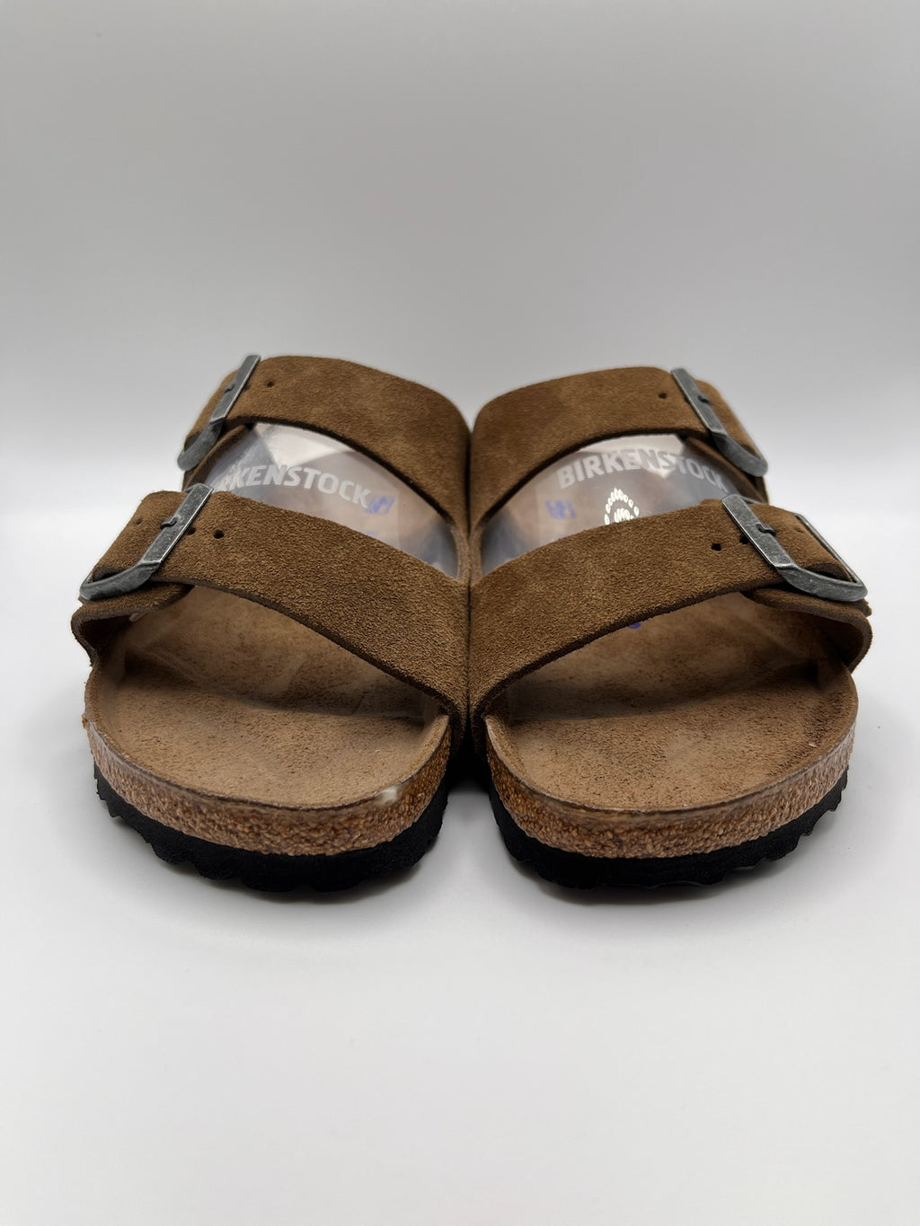 Sandálias Birkenstock Arizona BS Dark Tea Tonal FB Castanho Camurça com Duas Fivelas Ajustáveis e Sola de Cortiça Ergonómica Confortável para Mulher e Homem