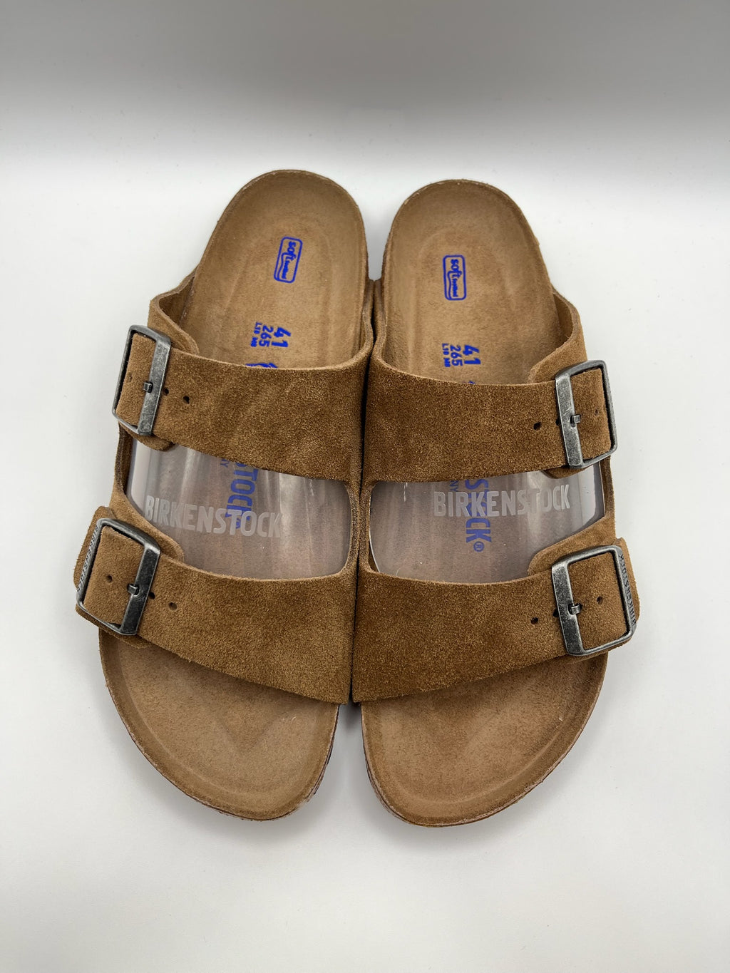 Sandálias Birkenstock Arizona BS Dark Tea Tonal FB Castanho Camurça com Duas Fivelas Ajustáveis e Sola de Cortiça Ergonómica Confortável para Mulher e Homem