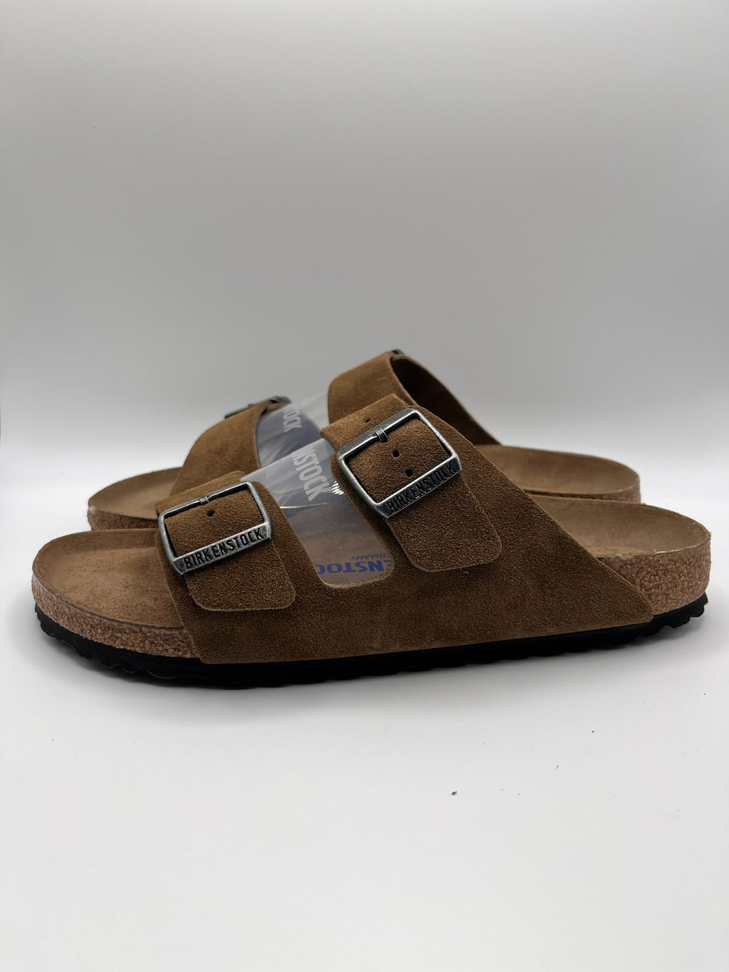Sandálias Birkenstock Arizona BS Dark Tea Tonal FB Castanho Camurça com Duas Fivelas Ajustáveis e Sola de Cortiça Ergonómica Confortável para Mulher e Homem