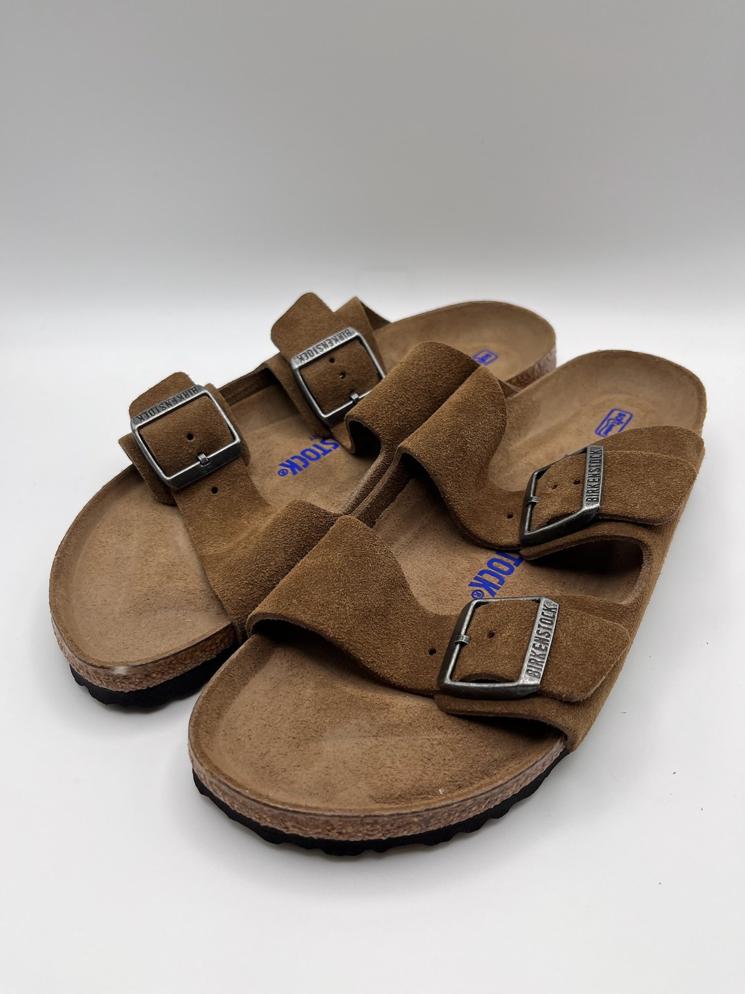 Sandálias Birkenstock Arizona BS Dark Tea Tonal FB Castanho Camurça com Duas Fivelas Ajustáveis e Sola de Cortiça Ergonómica Confortável para Mulher e Homem