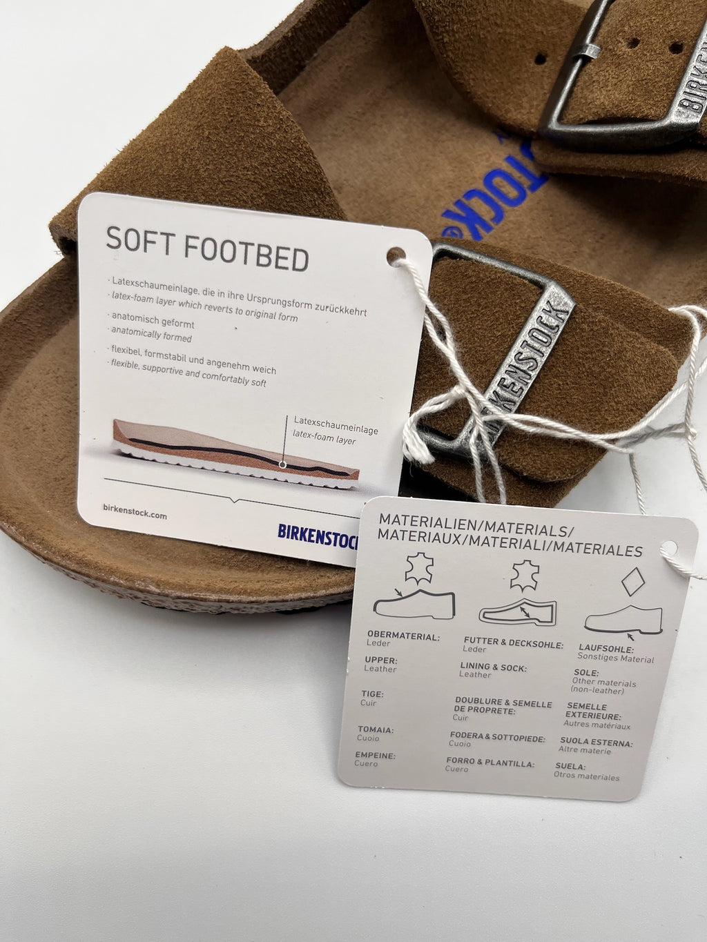 Sandálias Birkenstock Arizona BS Dark Tea Tonal FB Castanho Camurça com Duas Fivelas Ajustáveis e Sola de Cortiça Ergonómica Confortável para Mulher e Homem