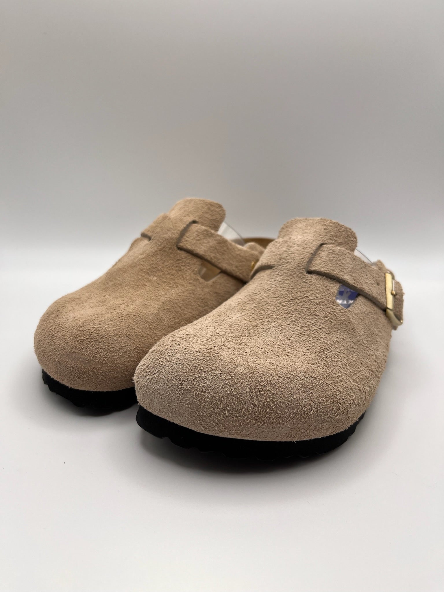 Sapatos Birkenstock Boston BS Sandcastle Bege casuais em camurça, socas confortáveis com fivela ajustável e sola de cortiça, calçado unissexo estilo boho para outono e inverno