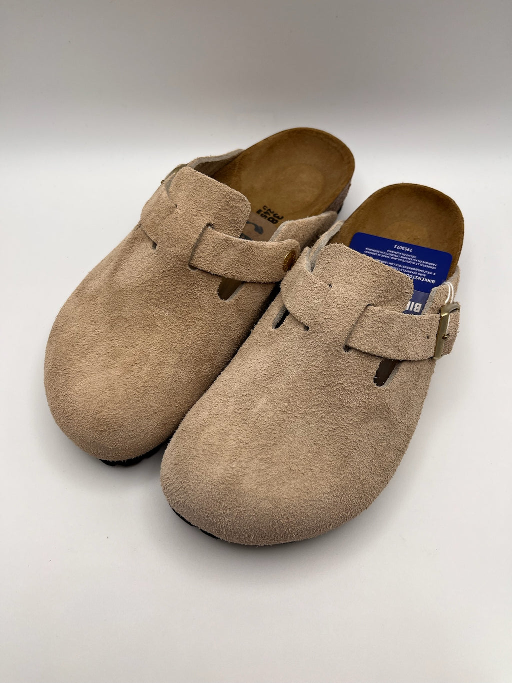 Sapatos Birkenstock Boston BS Sandcastle Bege casuais em camurça, socas confortáveis com fivela ajustável e sola de cortiça, calçado unissexo estilo boho para outono e inverno