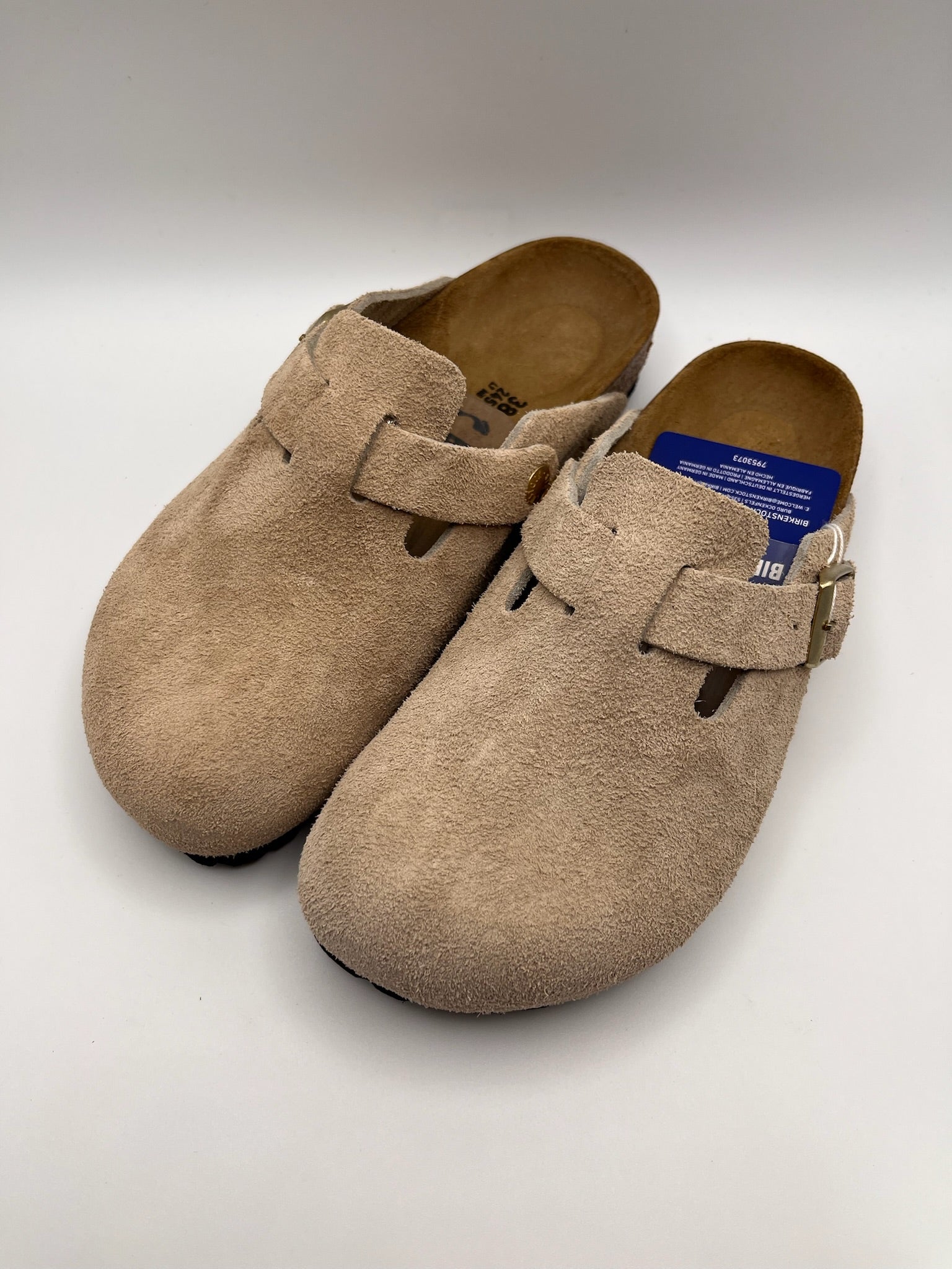 Sapatos Birkenstock Boston BS Sandcastle Bege casuais em camurça, socas confortáveis com fivela ajustável e sola de cortiça, calçado unissexo estilo boho para outono e inverno