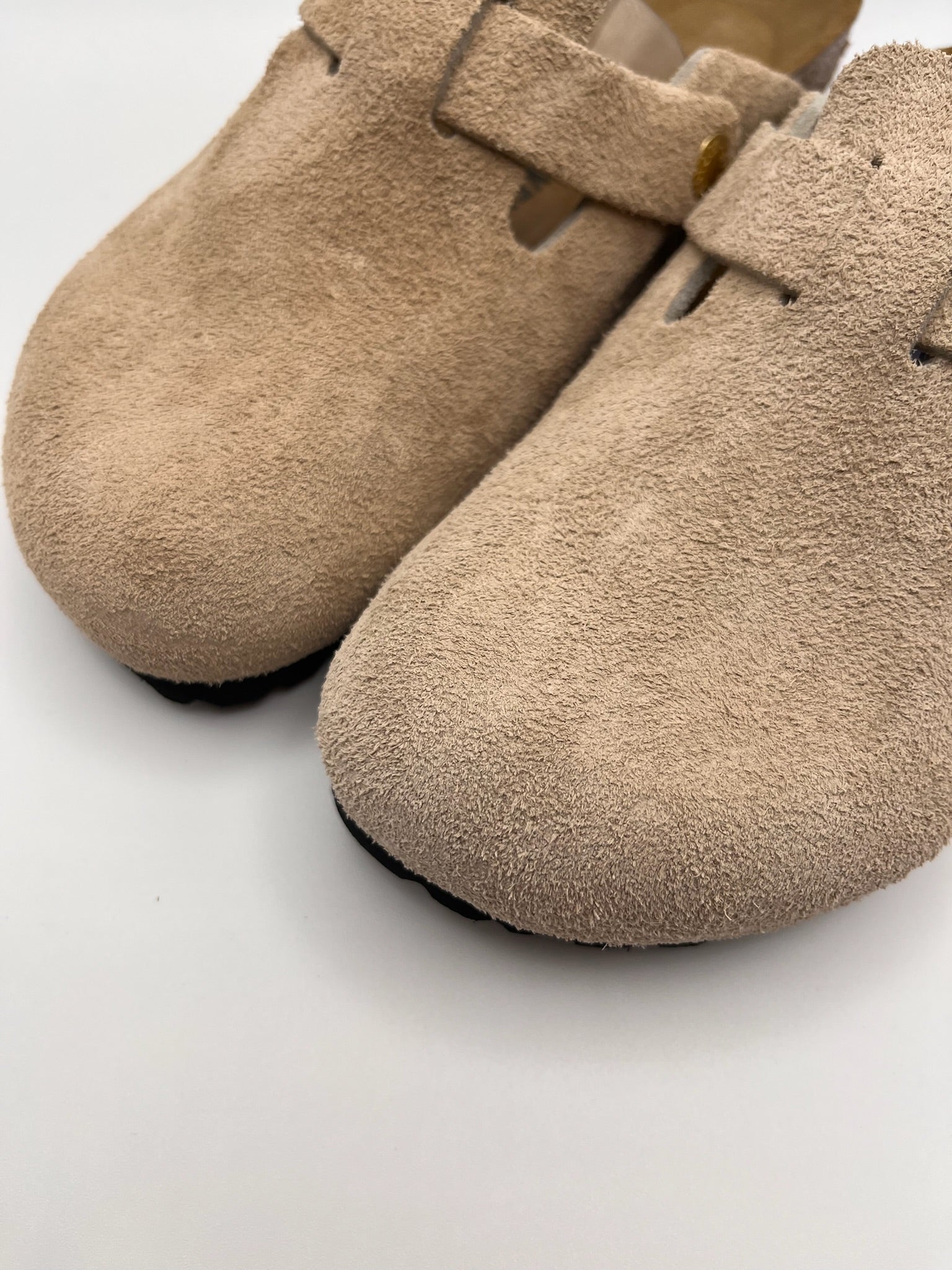 Sapatos Birkenstock Boston BS Sandcastle Bege casuais em camurça, socas confortáveis com fivela ajustável e sola de cortiça, calçado unissexo estilo boho para outono e inverno