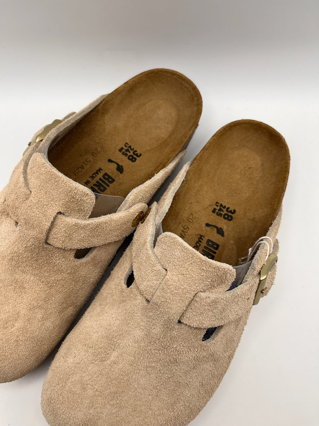 Sapatos Birkenstock Boston BS Sandcastle Bege casuais em camurça, socas confortáveis com fivela ajustável e sola de cortiça, calçado unissexo estilo boho para outono e inverno