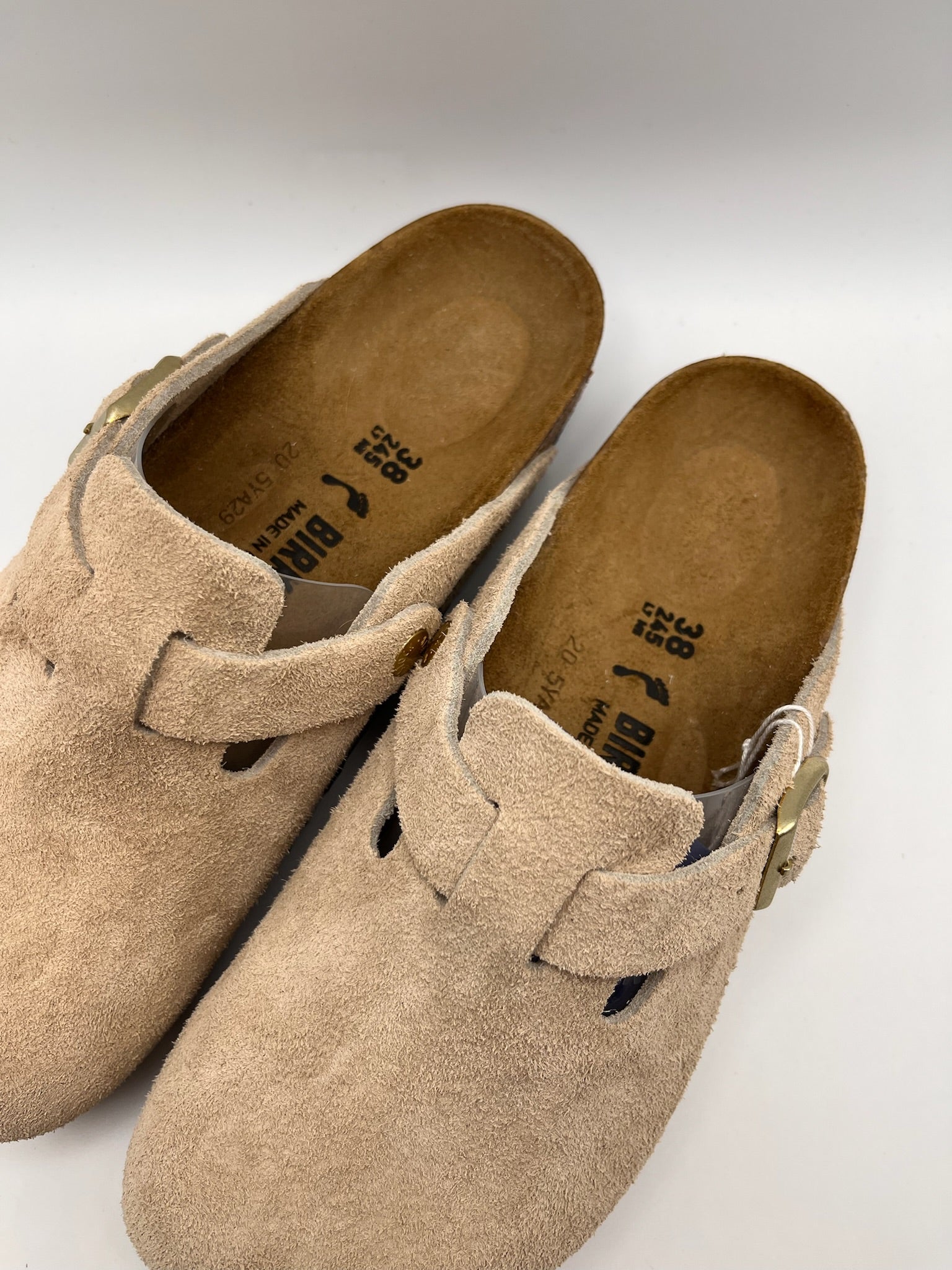Sapatos Birkenstock Boston BS Sandcastle Bege casuais em camurça, socas confortáveis com fivela ajustável e sola de cortiça, calçado unissexo estilo boho para outono e inverno