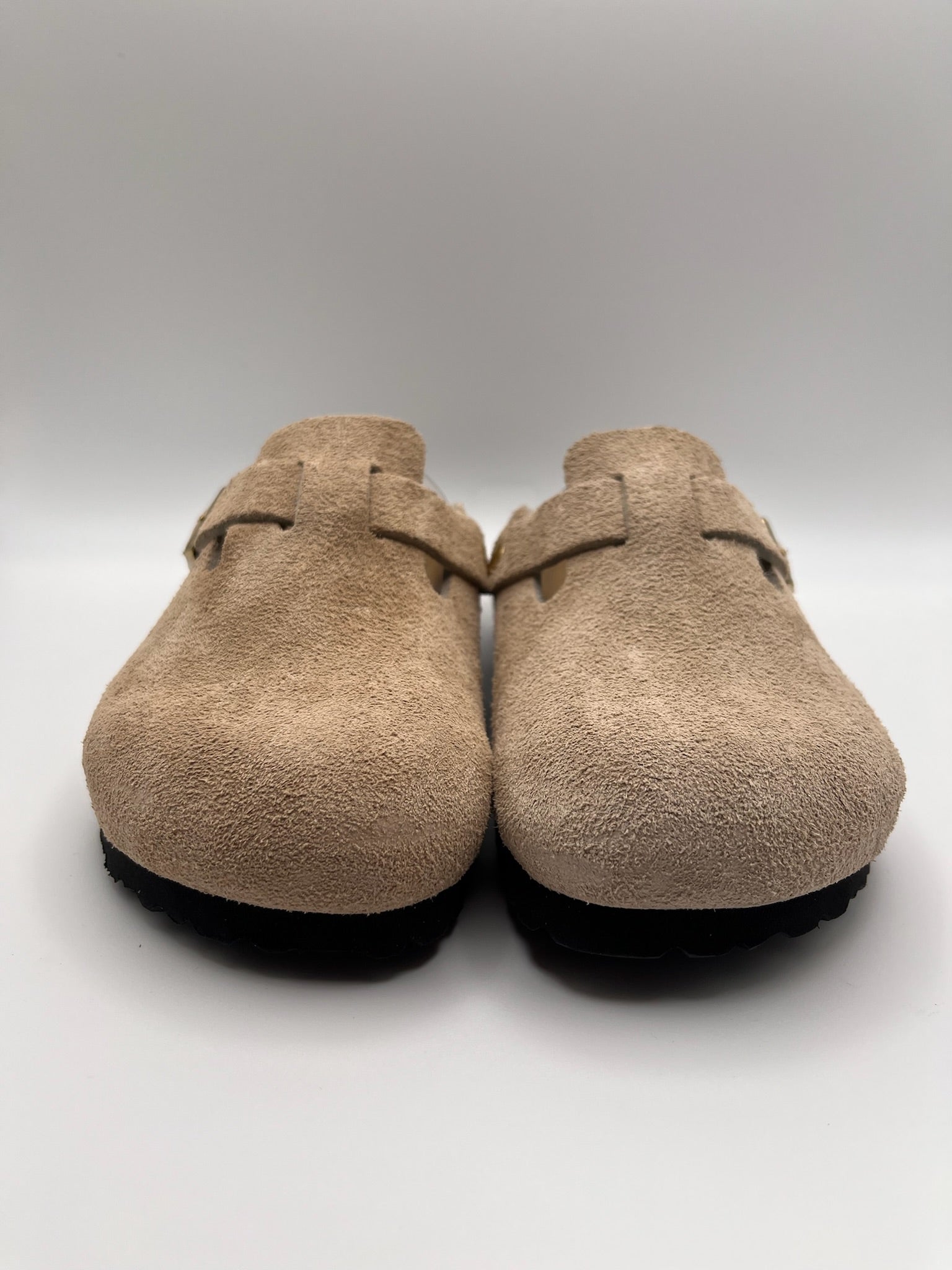 Sapatos Birkenstock Boston BS Sandcastle Bege casuais em camurça, socas confortáveis com fivela ajustável e sola de cortiça, calçado unissexo estilo boho para outono e inverno