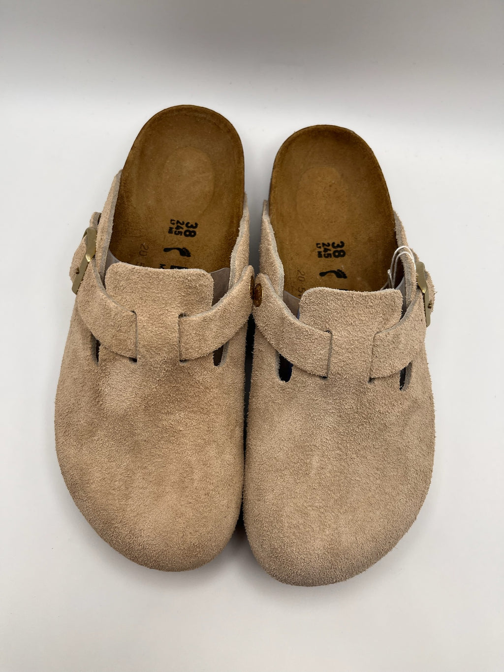 Sapatos Birkenstock Boston BS Sandcastle Bege casuais em camurça, socas confortáveis com fivela ajustável e sola de cortiça, calçado unissexo estilo boho para outono e inverno