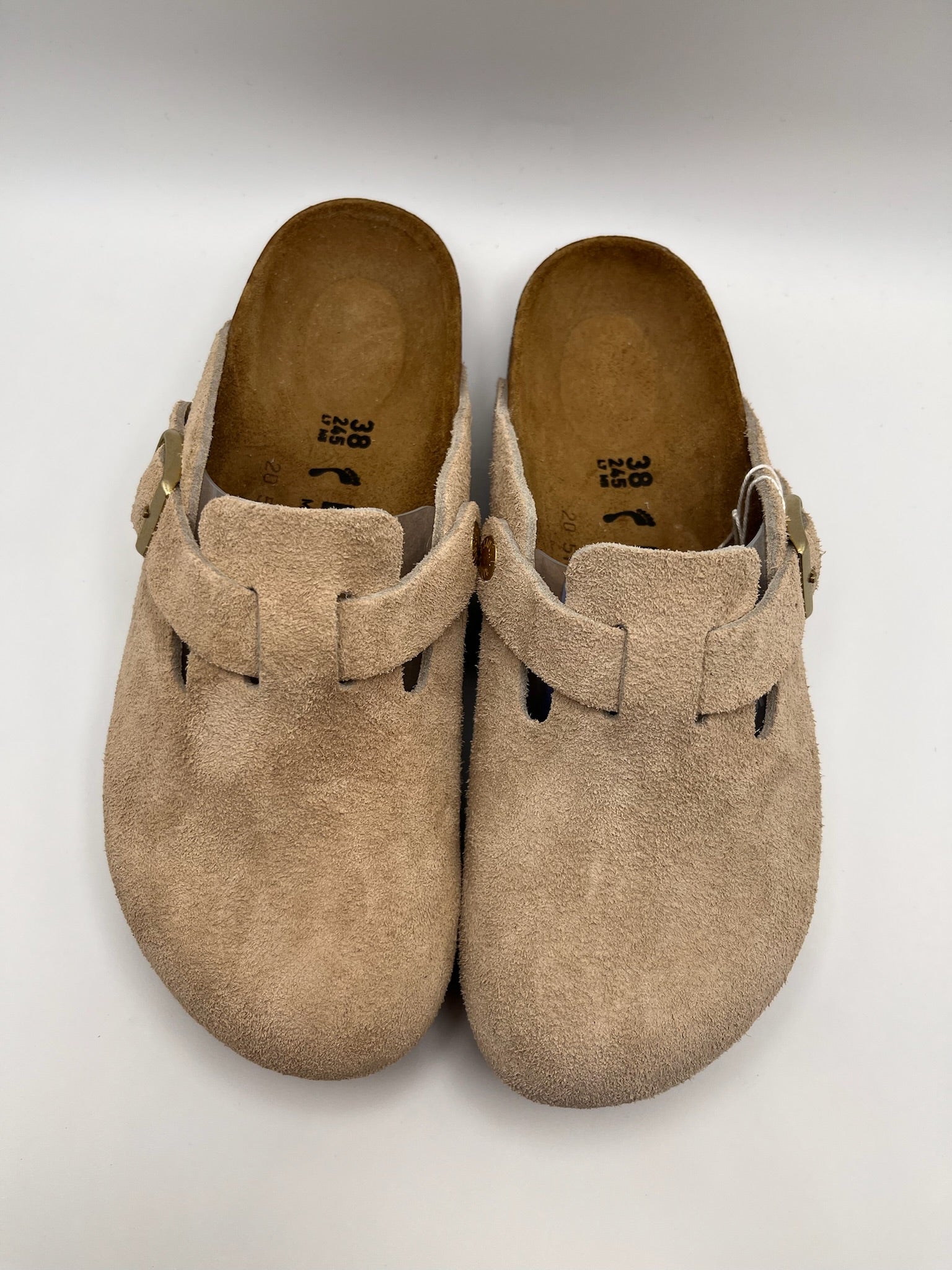 Sapatos Birkenstock Boston BS Sandcastle Bege casuais em camurça, socas confortáveis com fivela ajustável e sola de cortiça, calçado unissexo estilo boho para outono e inverno