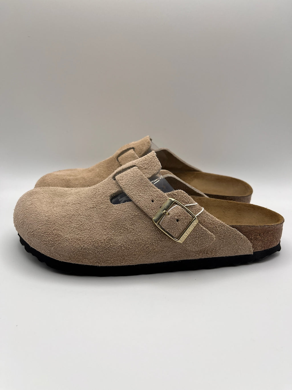 Sapatos Birkenstock Boston BS Sandcastle Bege casuais em camurça, socas confortáveis com fivela ajustável e sola de cortiça, calçado unissexo estilo boho para outono e inverno